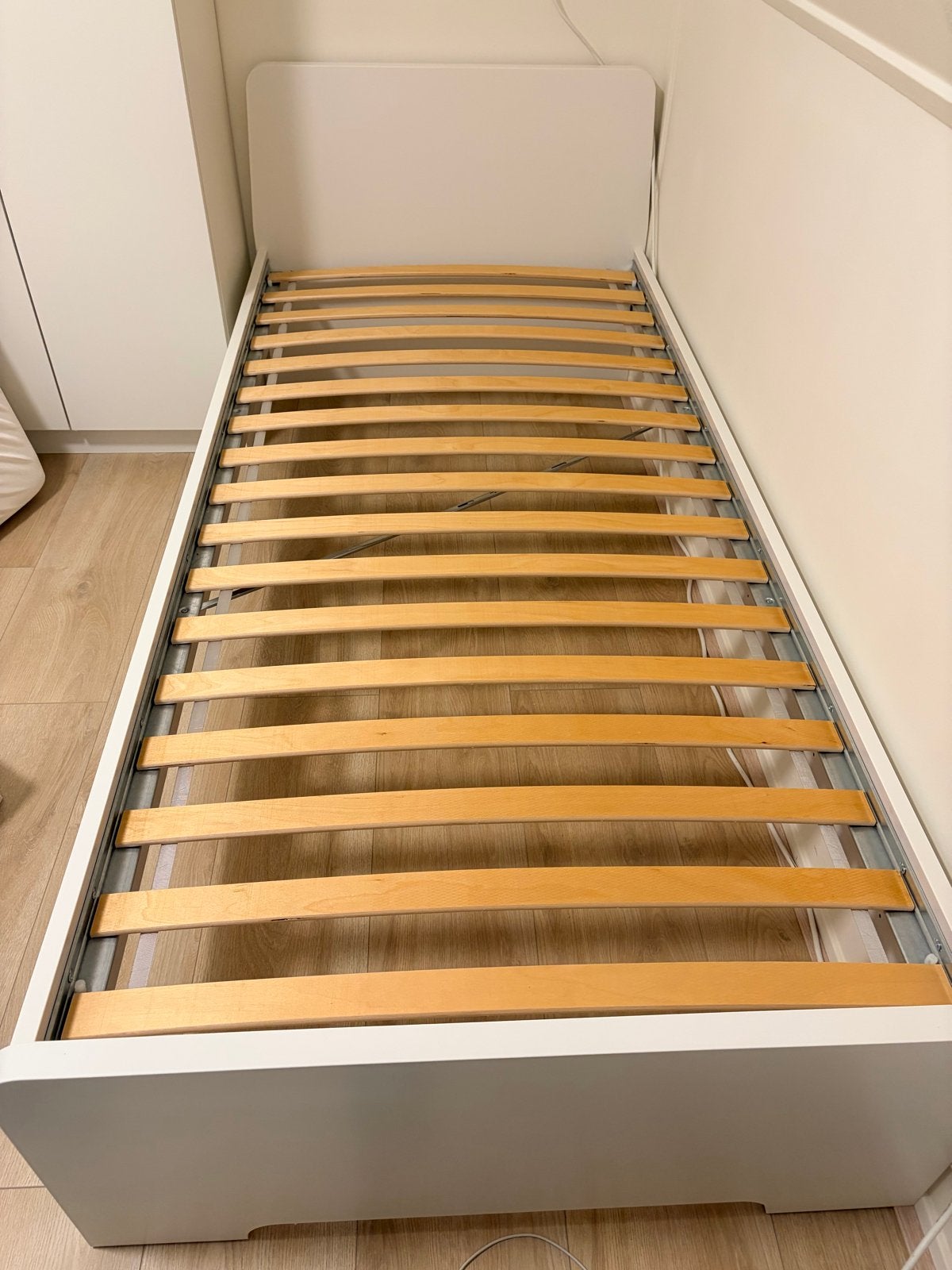 Wit eenpersoonsbed met lattenbodem, Ophalen, 90 cm, Eenpersoons, Wit