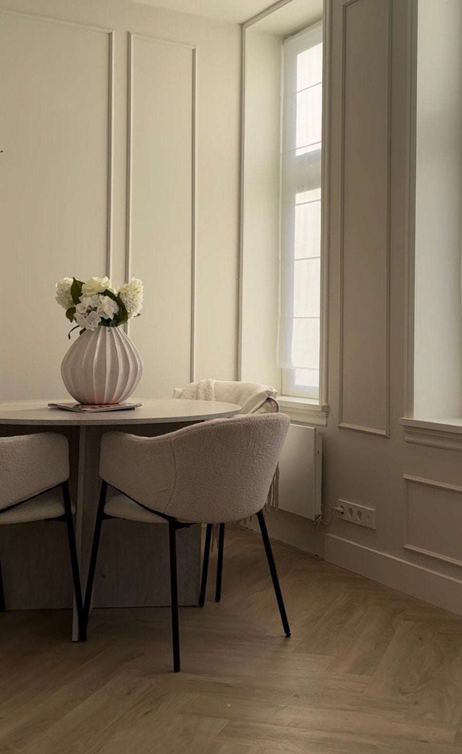 Luxe travertijn eettafel rond ncl teddy stoelen, Ophalen of Verzenden, Zo goed als nieuw, 75 m² of meer, Laminaat