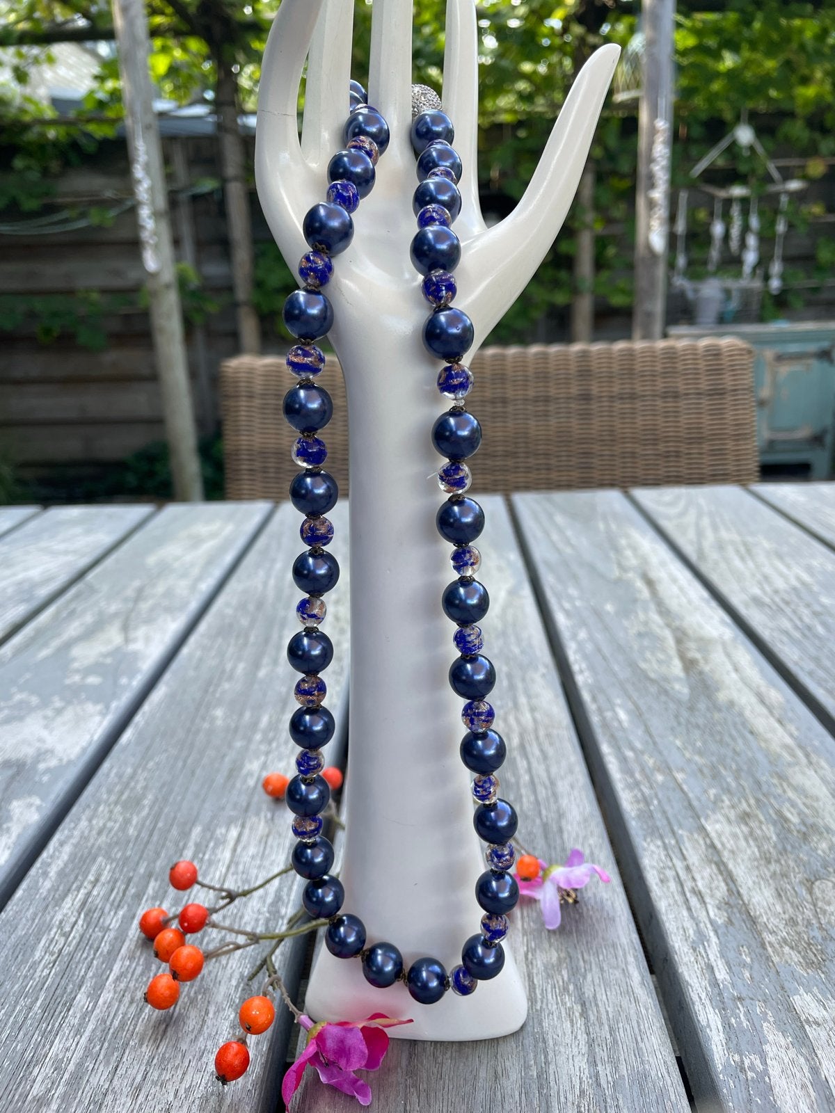Elegante donkerblauwe parelketting, Sieraden, Tassen en Uiterlijk, Kettingen, Ophalen of Verzenden, Zo goed als nieuw, Blauw, Overige materialen