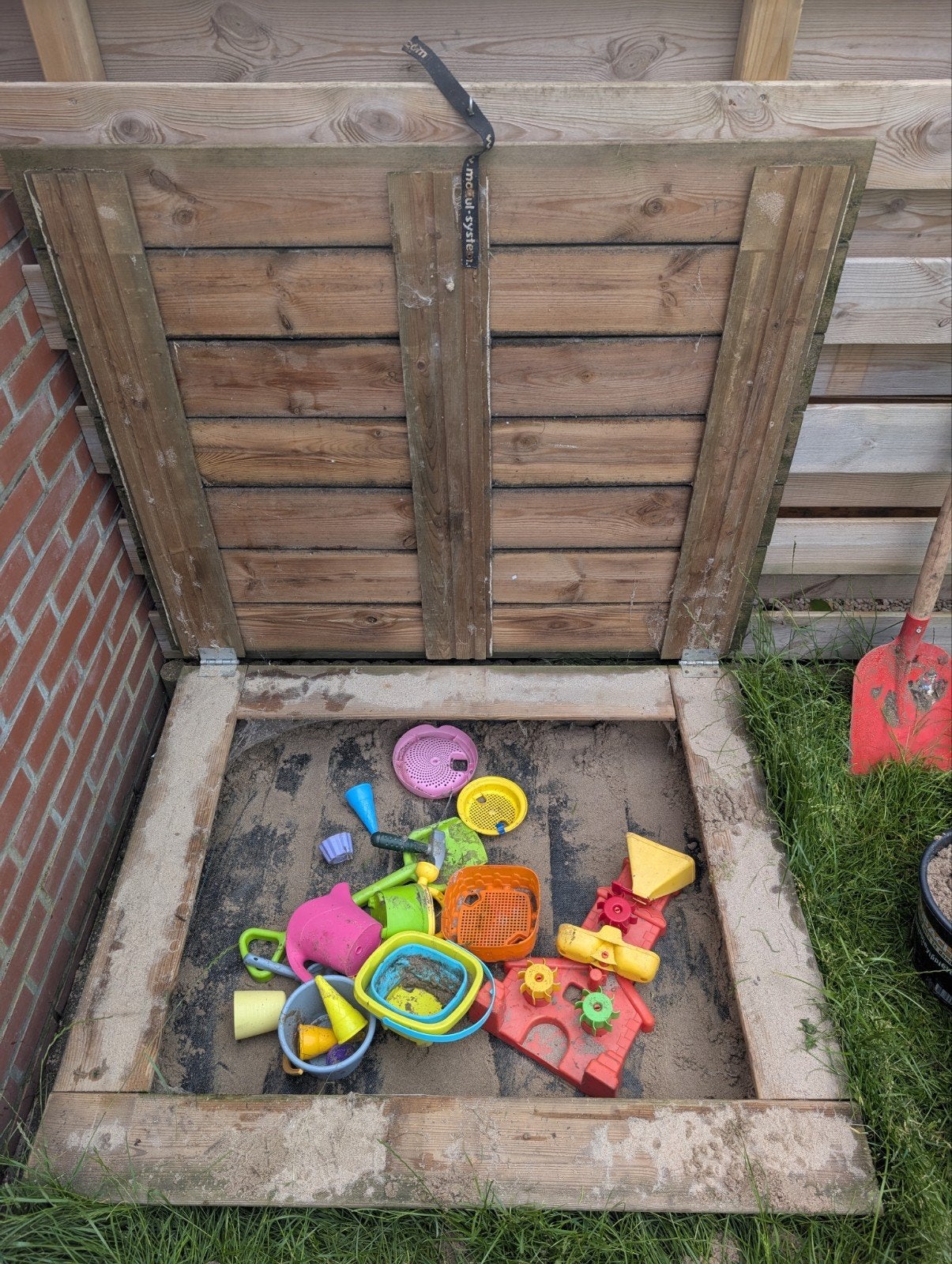 Zandbak met deksel en speelgoed, Ophalen, Gebruikt