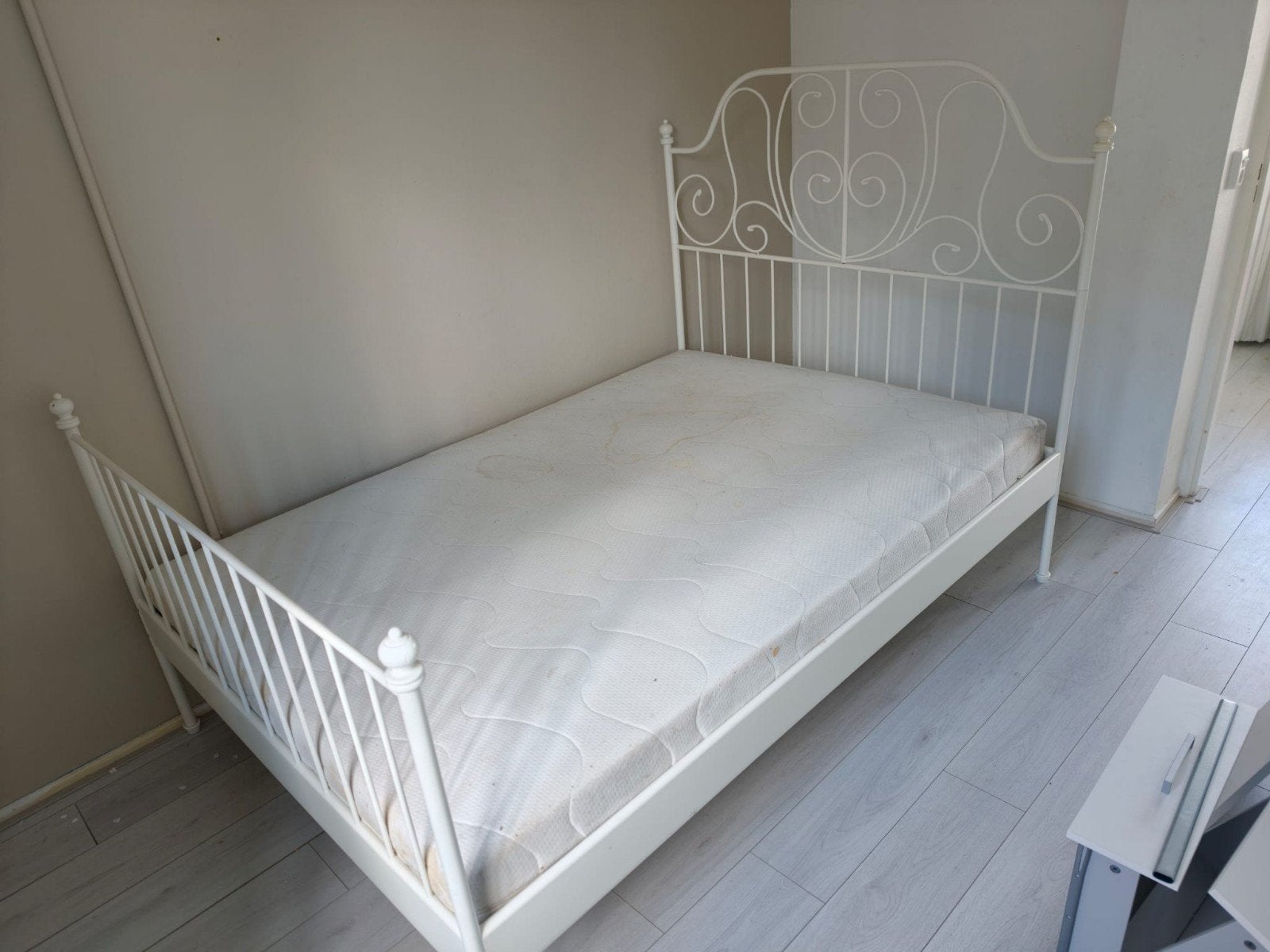 Wit metalen bedframe met sierlijke details, Gebruikt, 90 cm, Eenpersoons, Wit