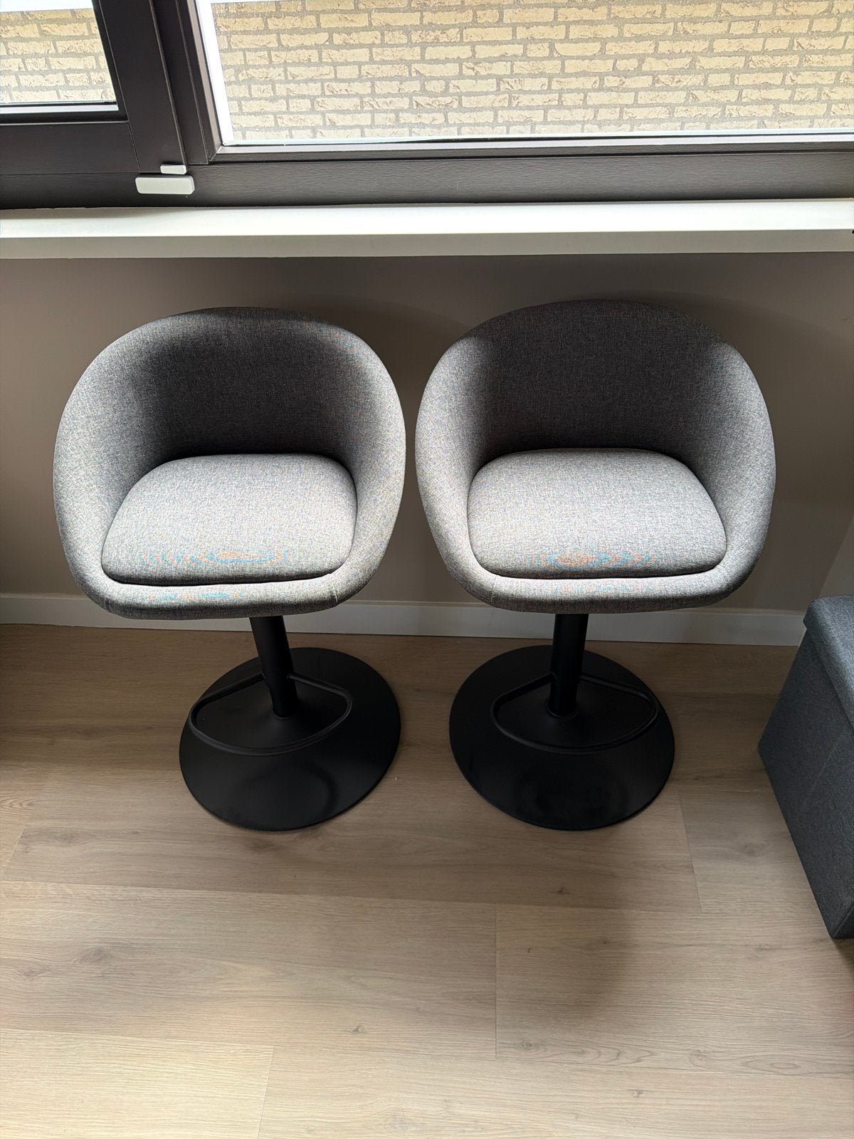 Set van 2 moderne barkrukken - Grijs stof, draaibaar, In hoogte verstelbaar, Ophalen of Verzenden, Zo goed als nieuw, 90 cm of meer