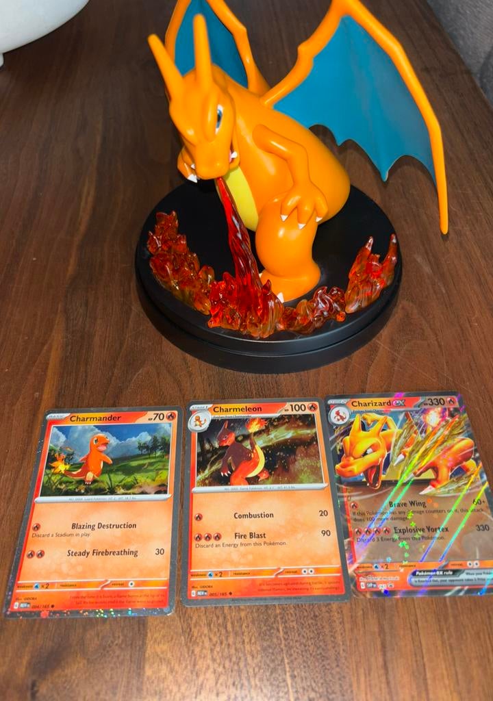 Charizard super premium collection box promos en figuur, Ophalen of Verzenden, Zo goed als nieuw