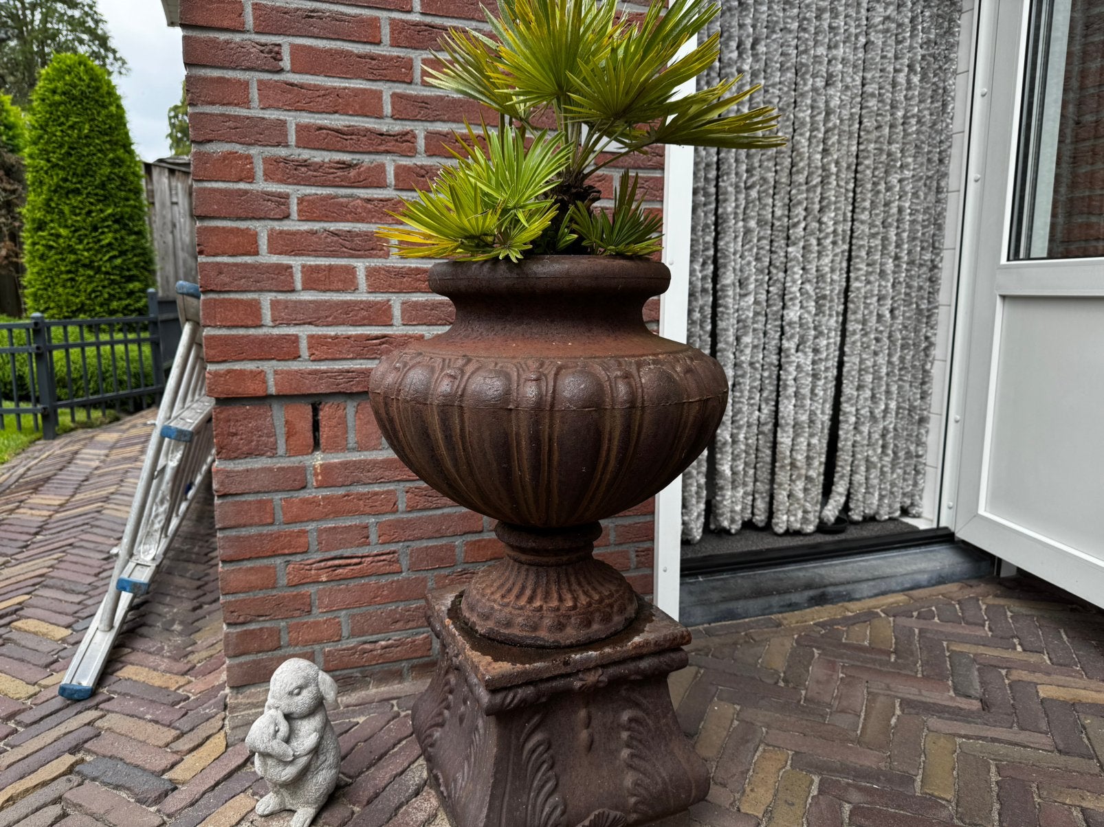 Gietijzeren vaas pot met sokkel, Ophalen, Zo goed als nieuw