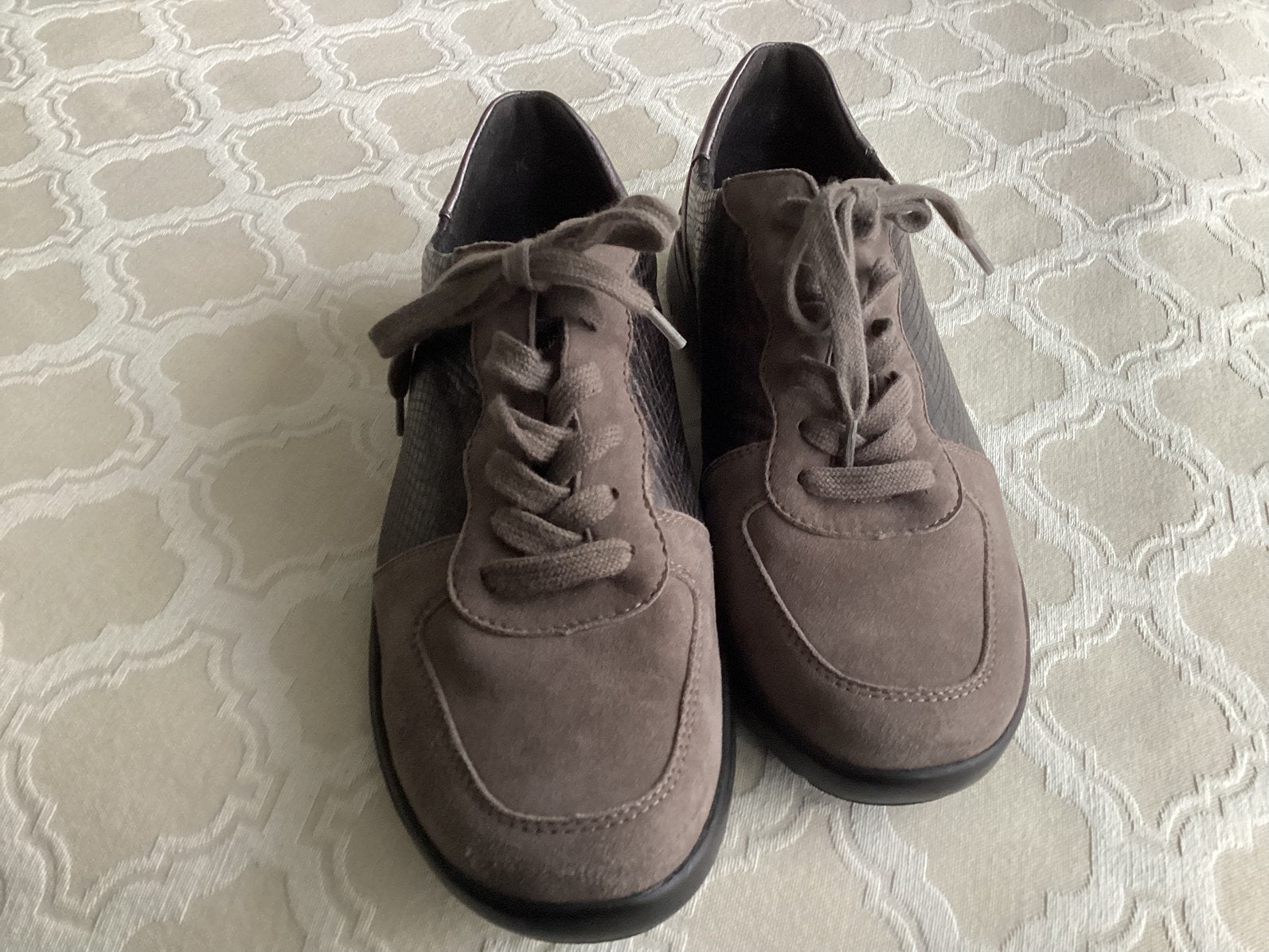 Taupe kleurige Damesschoen maat 42 wijdte k, Ophalen of Verzenden, Zo goed als nieuw, Overige kleuren
