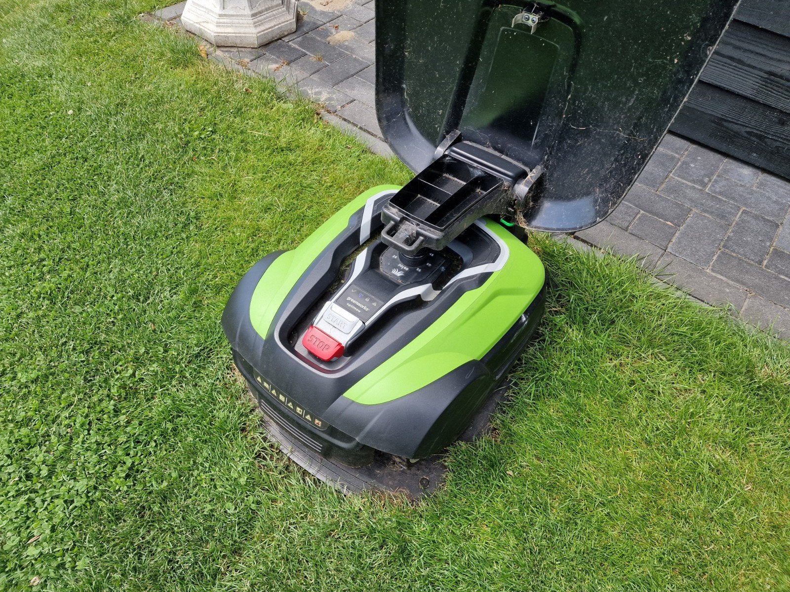 ‼️Robotmaaier Greenworks Optimow 1500 24V Lion met Garage ‼️, Minder dan 30 cm, Accu-grasmaaier, Mulchfunctie, Ophalen of Verzenden