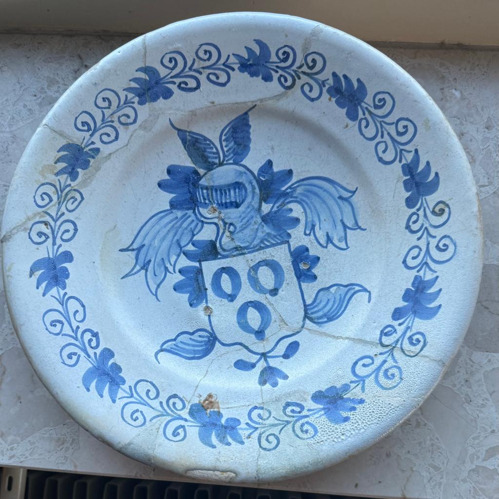 Bodemvondst Delft majolica schotel met wapen 17e eeuw, Ophalen of Verzenden