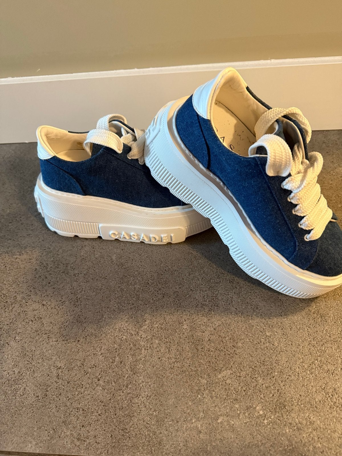 Casadei denim sneakers met plateauzool, Kleding | Dames, Schoenen, Ophalen of Verzenden, Zo goed als nieuw, Blauw, Sneakers of Gympen