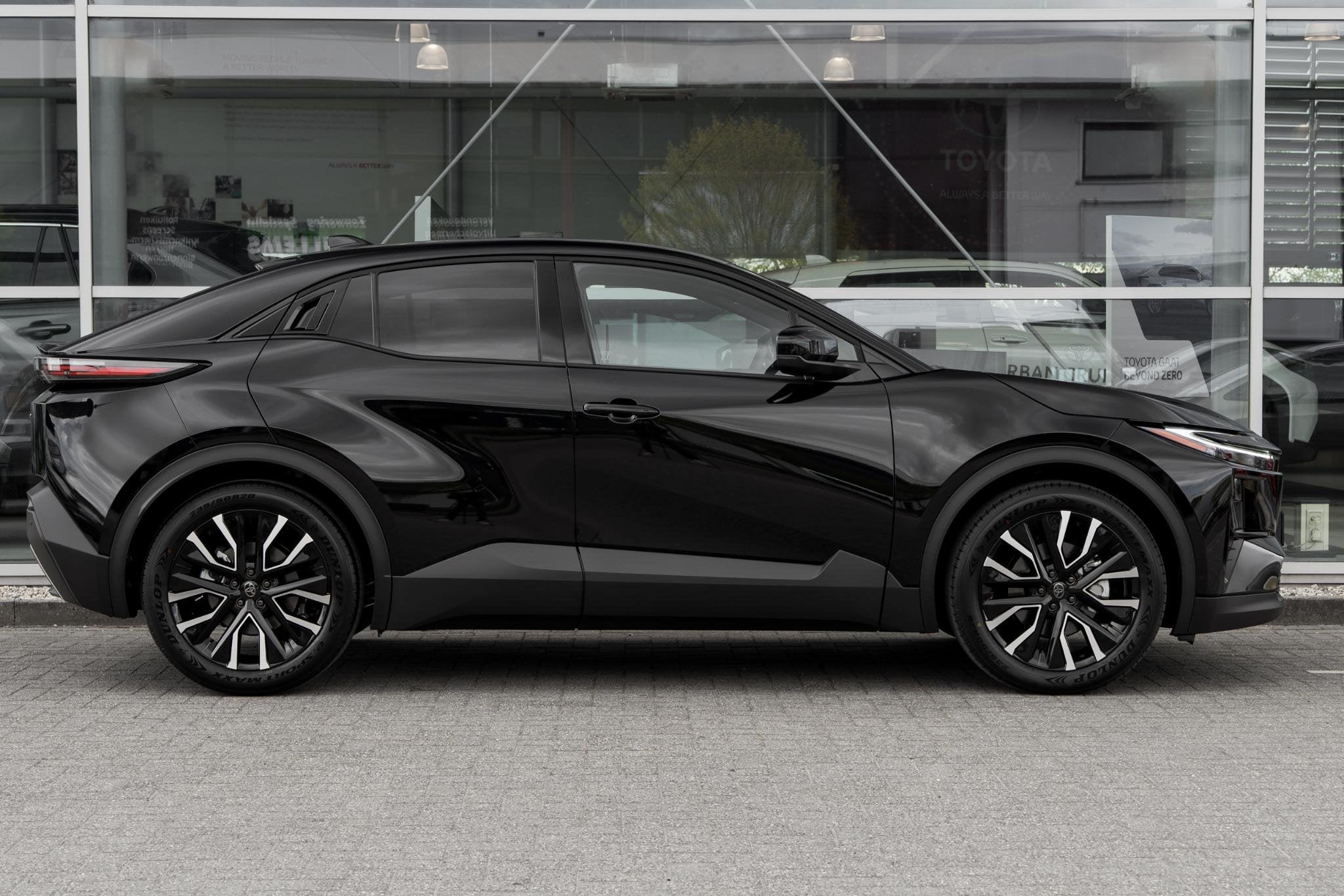 Toyota C-HR+ First Edition 77 kWh, Gebruikt, 607 km, Leder en Stof, Zwart