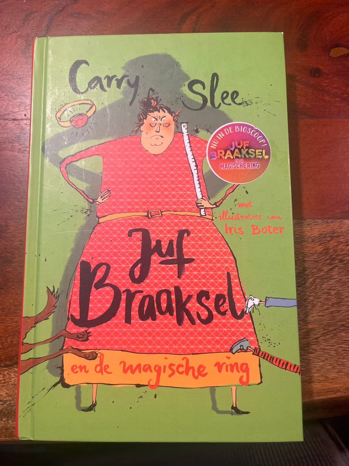 Carry Slee - Juf Braaksel en de magische ring, Boeken, Fictie algemeen, Carry Slee, Ophalen of Verzenden, Zo goed als nieuw
