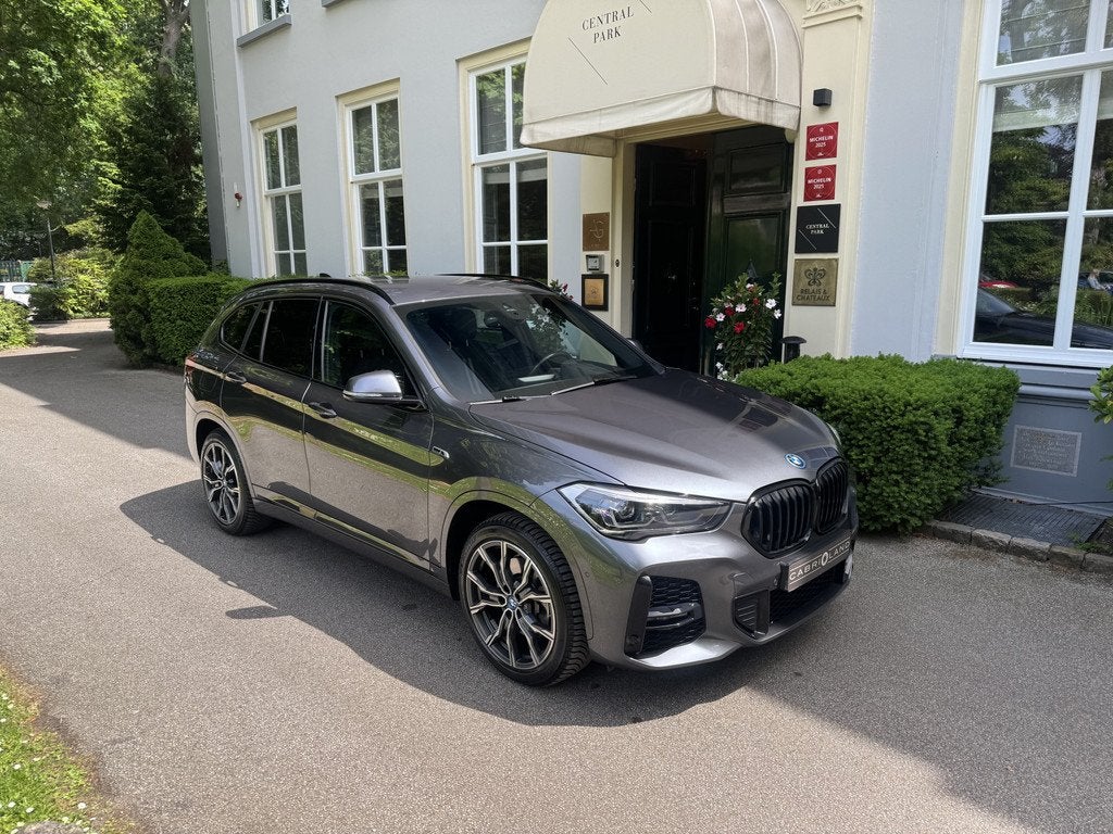 BMW X1 xDrive25e, M-pakket, Camera (bj 2021, automaat), Auto's, BMW, Automatische klimaatregeling, Gebruikt, Leder en Stof, 59 km/l