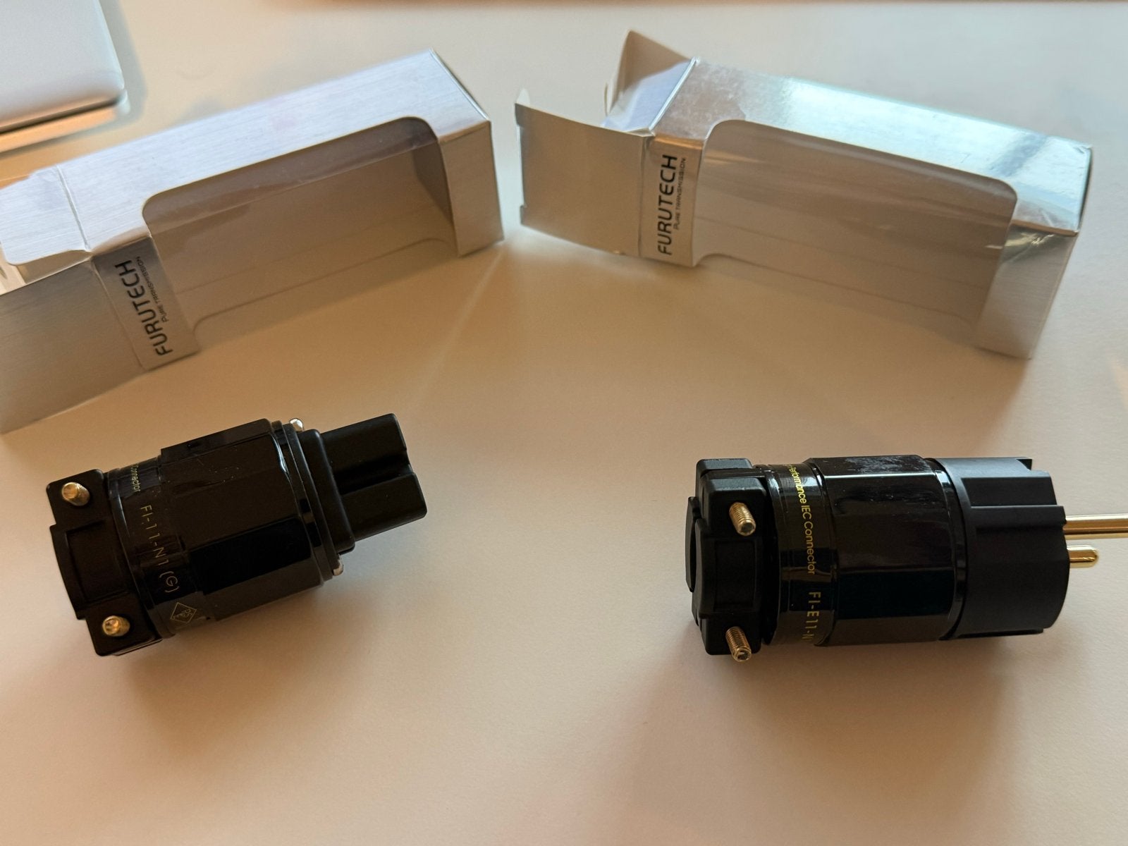 Nieuwe Furutech Vergulde Voedingsstekkers (3x 220V, 3x IEC), Audio, Tv en Foto, Audiokabels en Televisiekabels, Ophalen of Verzenden