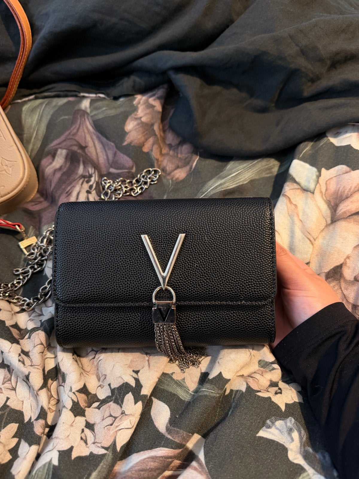 Valentino Garavani schoudertasje zwart met zilveren ketting, Ophalen of Verzenden, Zo goed als nieuw, Zwart, Schoudertasje