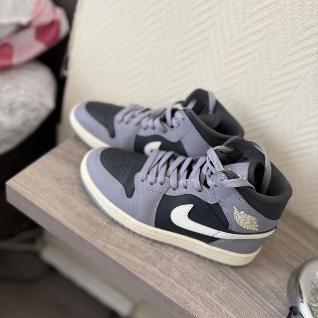 Nike Air Jordan - Grijs/Zwart, Ophalen of Verzenden, Zo goed als nieuw, Grijs, Sneakers of Gympen