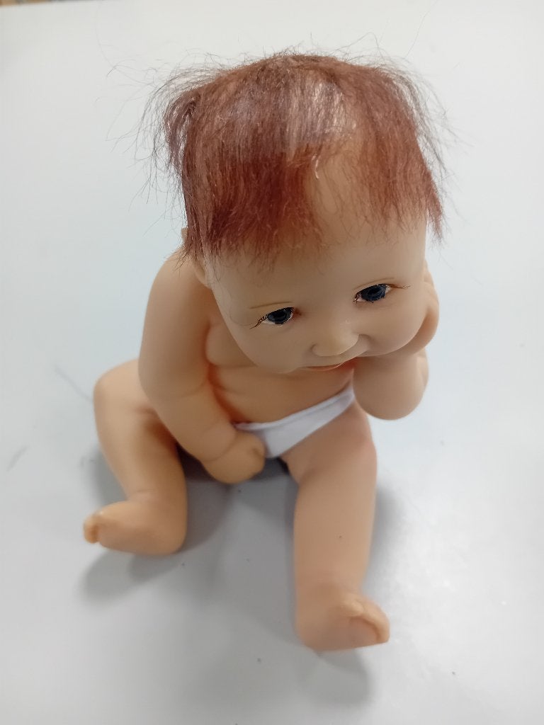 Vintage Ashton Drake zittend babybeeldje hars, Verzamelen, Poppen, Ophalen, Gebruikt, Pop