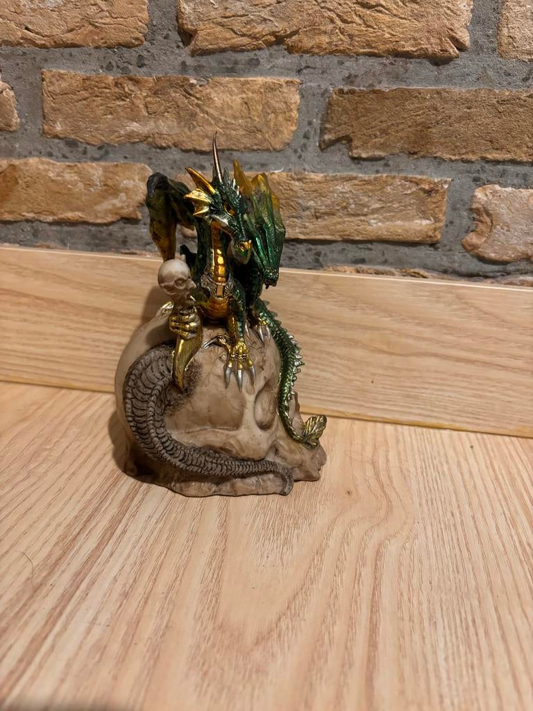 Draak op schedel beeldje - Fantasy decoratie spaarpot, Ophalen of Verzenden, Zo goed als nieuw, Steen, Aardewerk of Keramiek, Dier