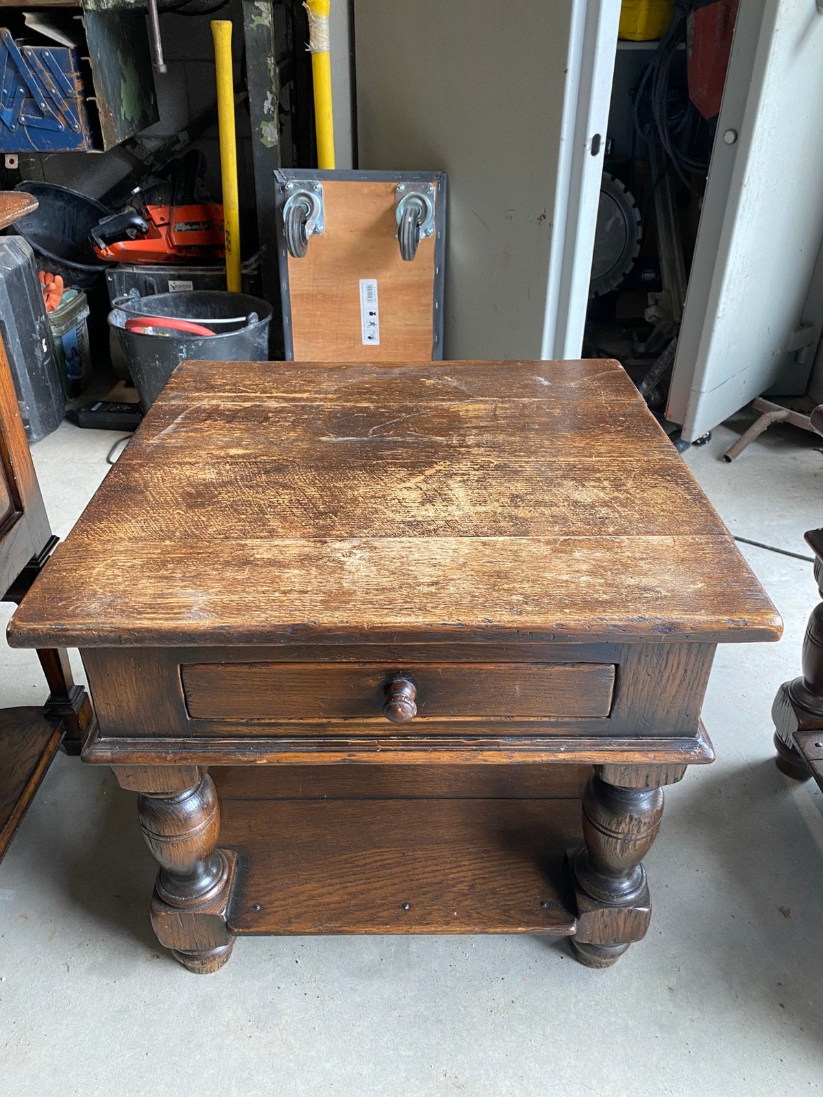 Oud houten bijzettafeltje. 56 x 56 cm. Stevig tafeltje!, Ophalen