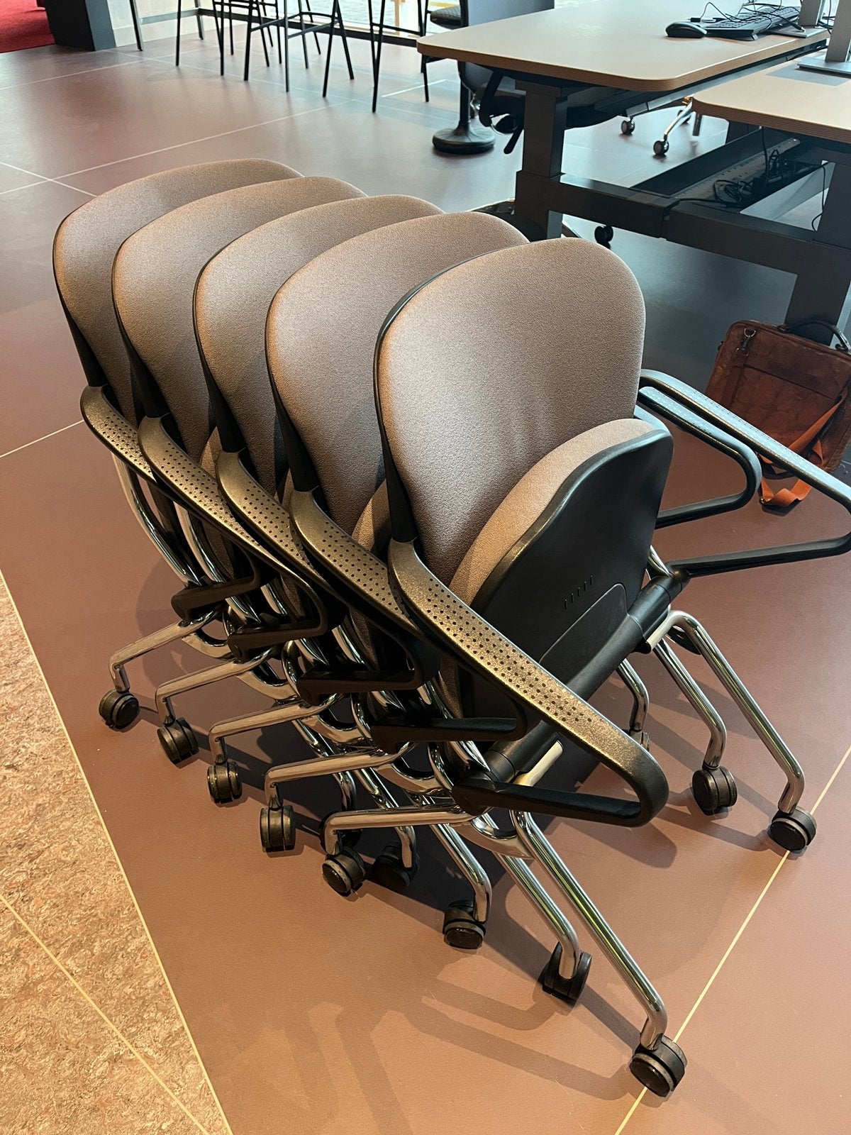 Comforto inklapbare vergaderstoel grijs, Ophalen, Gebruikt, Vijf, Zes of meer stoelen, Stof