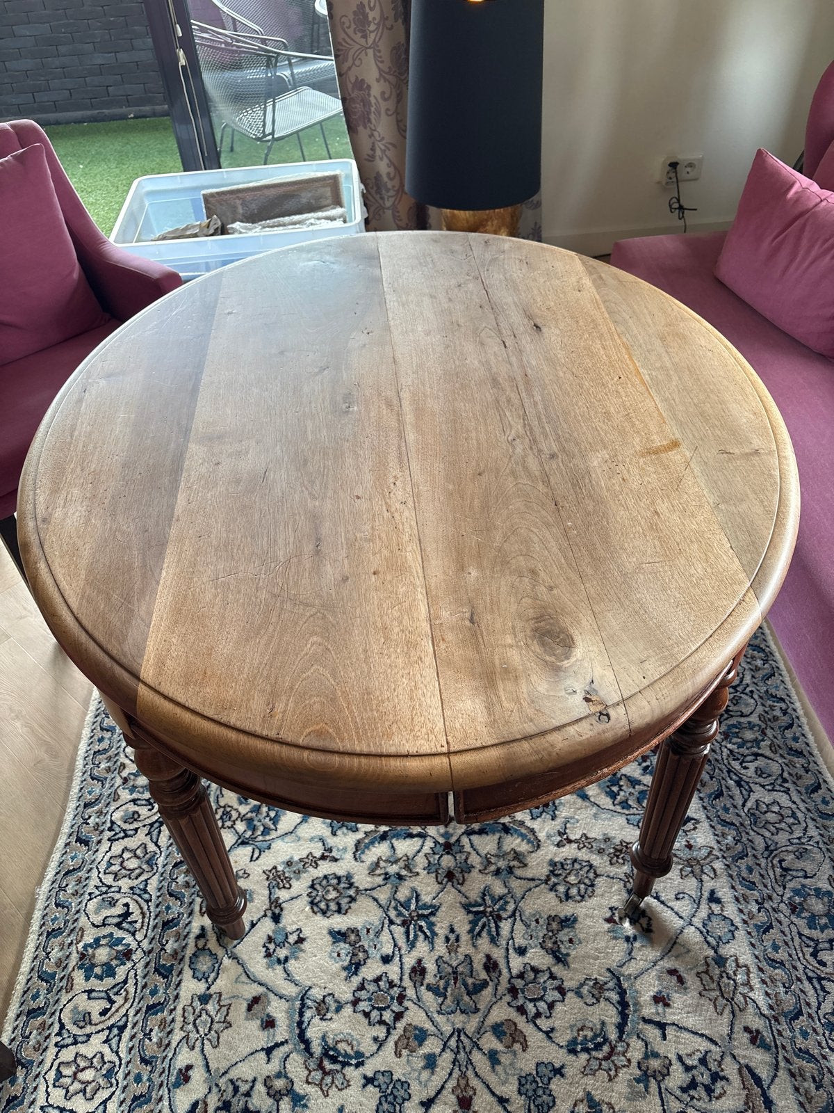 Antieke ronde houten tafel met sierlijke poten, Ophalen