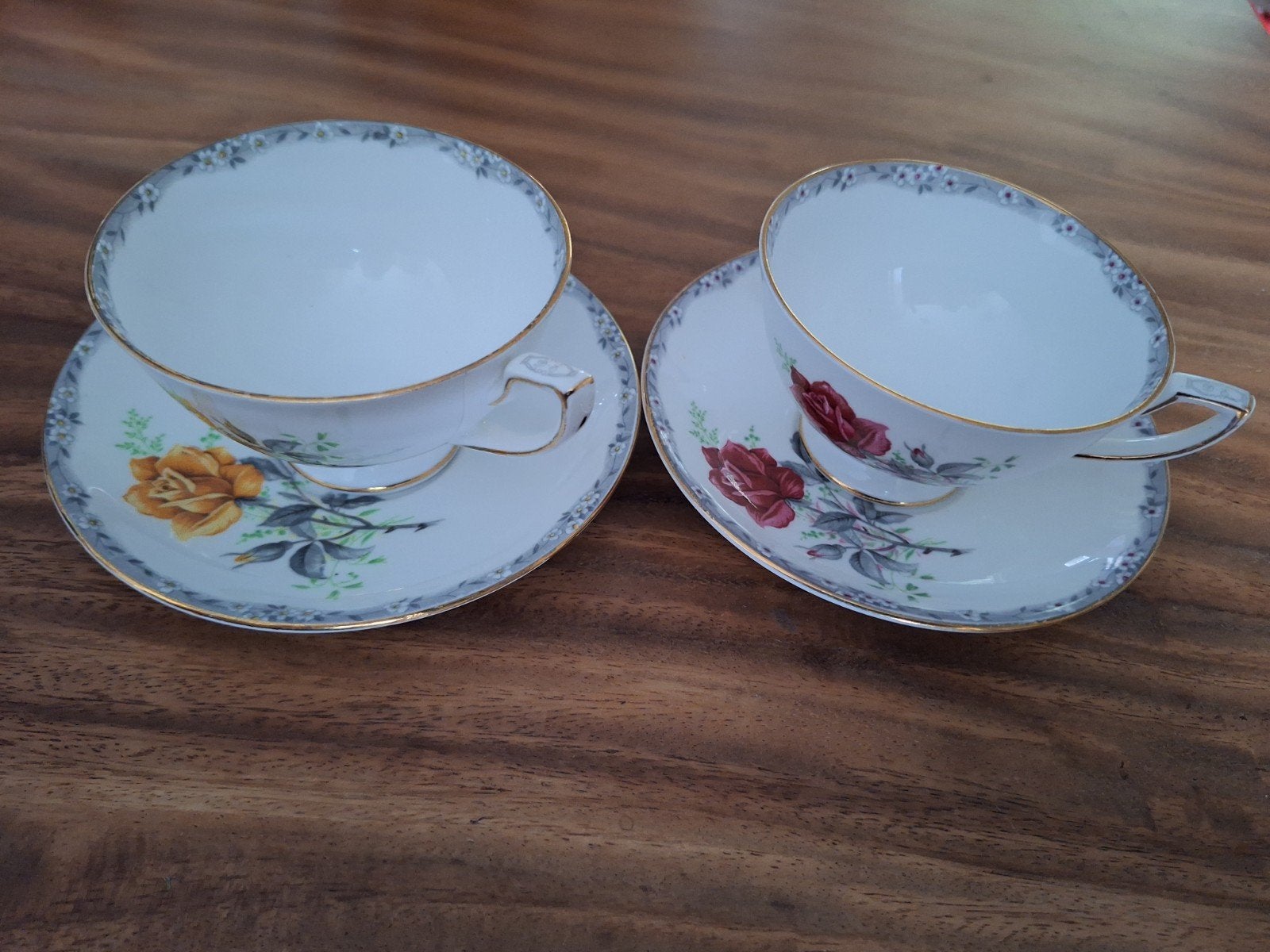 2x Douwe Egberts Porseleinen Theekop en Schotel - Roos, Huis en Inrichting, Klassiek, Ophalen of Verzenden, Zo goed als nieuw