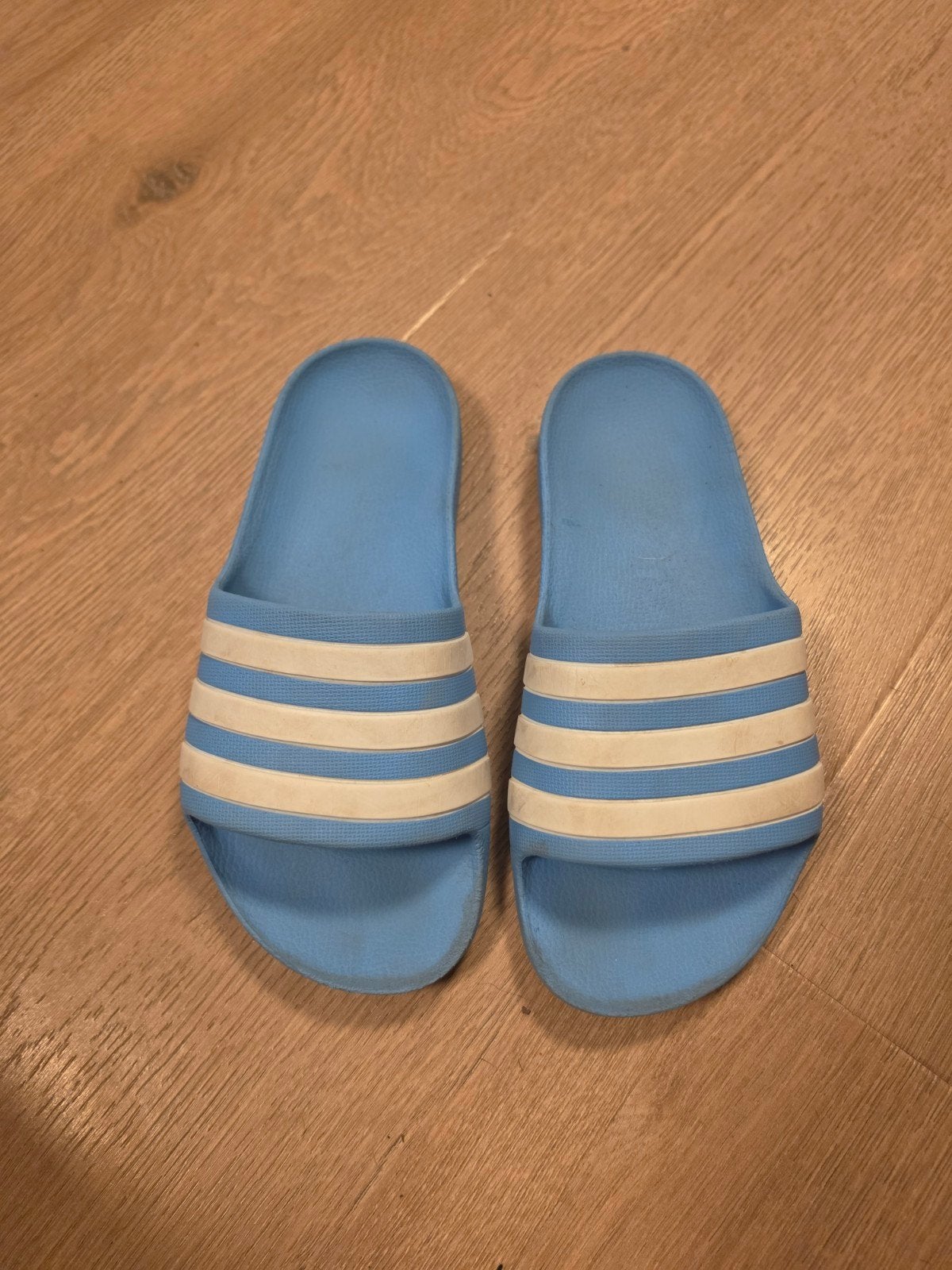 Adidas badslippers maat 35/36, Jongen of Meisje, Overige typen, Ophalen of Verzenden, Zo goed als nieuw