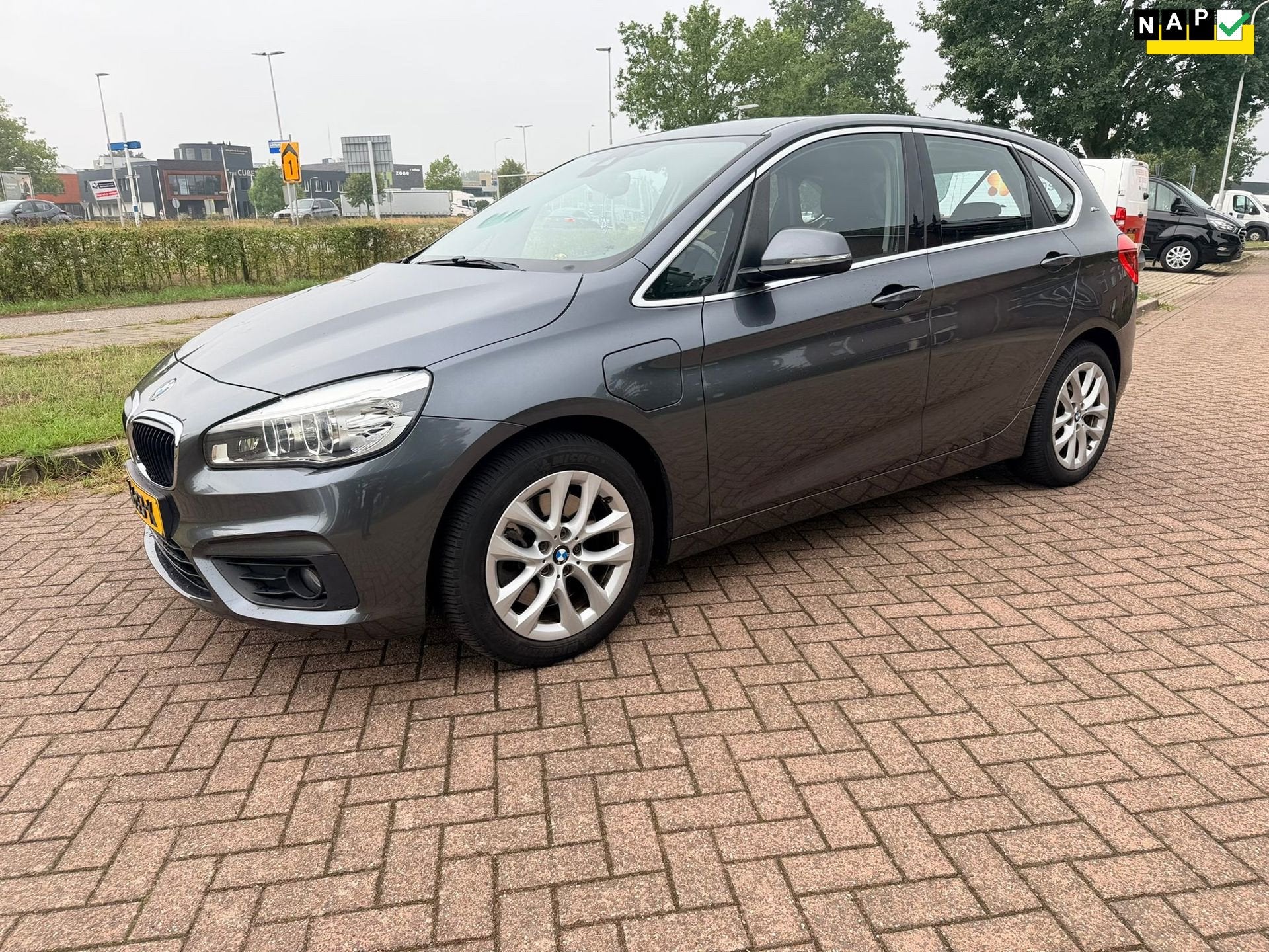 BMW 2-serie Active Tourer 225 Benzine - Hybride - Automaat -, Auto's, BMW, Automaat, 136 pk, Gebruikt, Euro 6