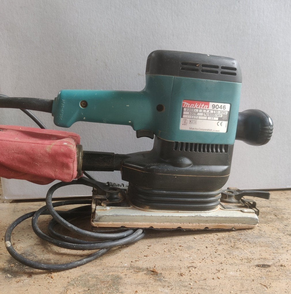 Makita 9046 Vlakschuurmachine – Krachtige schuurmachine, Doe-het-zelf en Verbouw, Gereedschap | Schuurmachines, Ophalen, Gebruikt