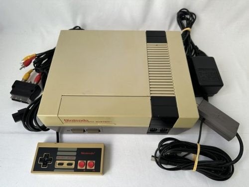 NES te koop met 2 controllers en 2 spellen, Spelcomputers en Games, Spelcomputers | Nintendo NES, Ophalen, Gebruikt, Met 2 controllers