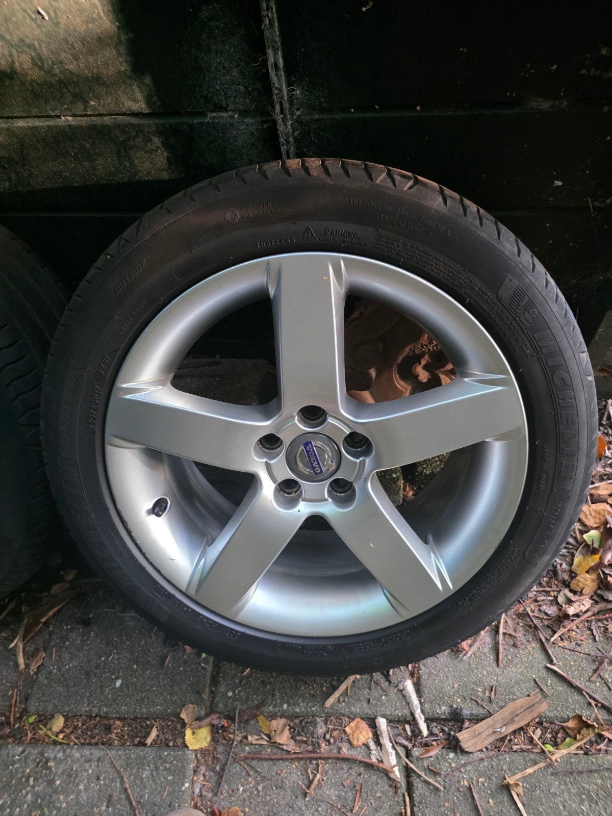 Volvo banden met velgen - lichte stoeprandschade, Auto-onderdelen, Banden en Velgen, Gebruikt, Banden en Velgen, 17 inch, Ophalen of Verzenden