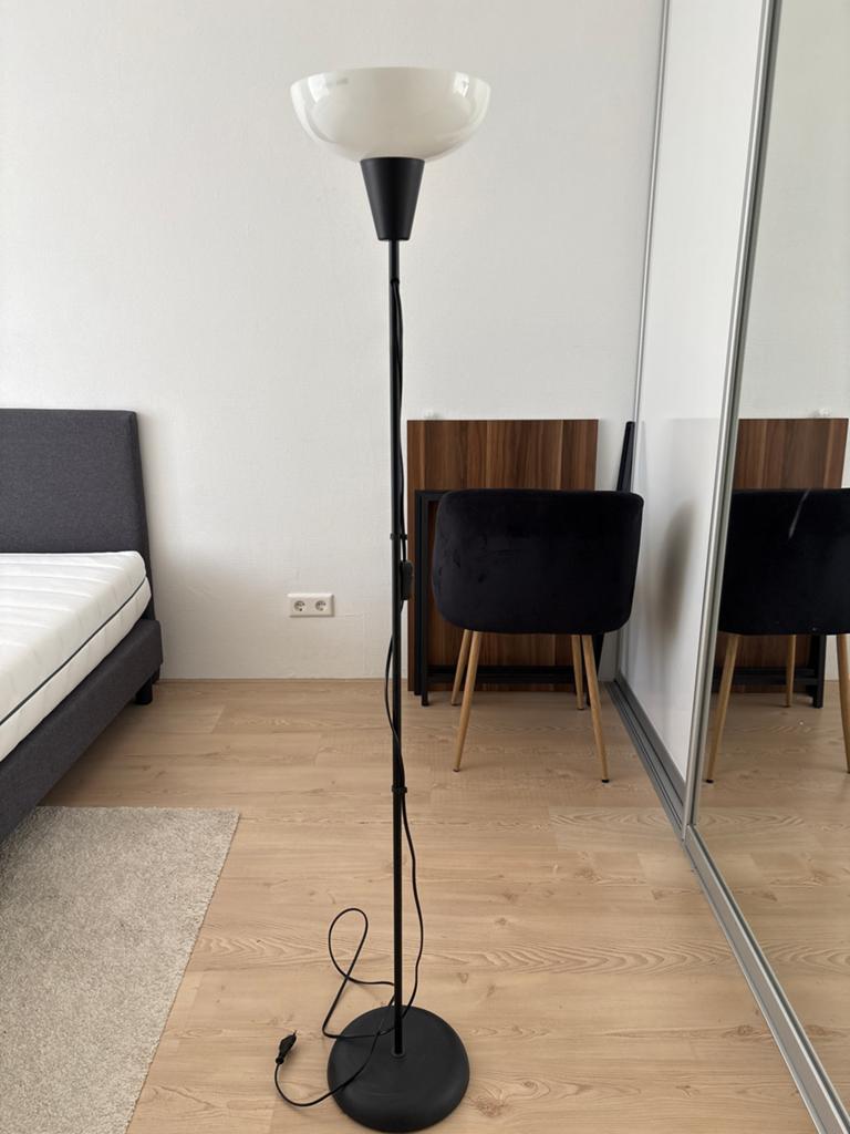 Zwarte vloerlamp met witte kap IKEA, Huis en Inrichting, Ophalen, Gebruikt, Metaal, 150 tot 200 cm