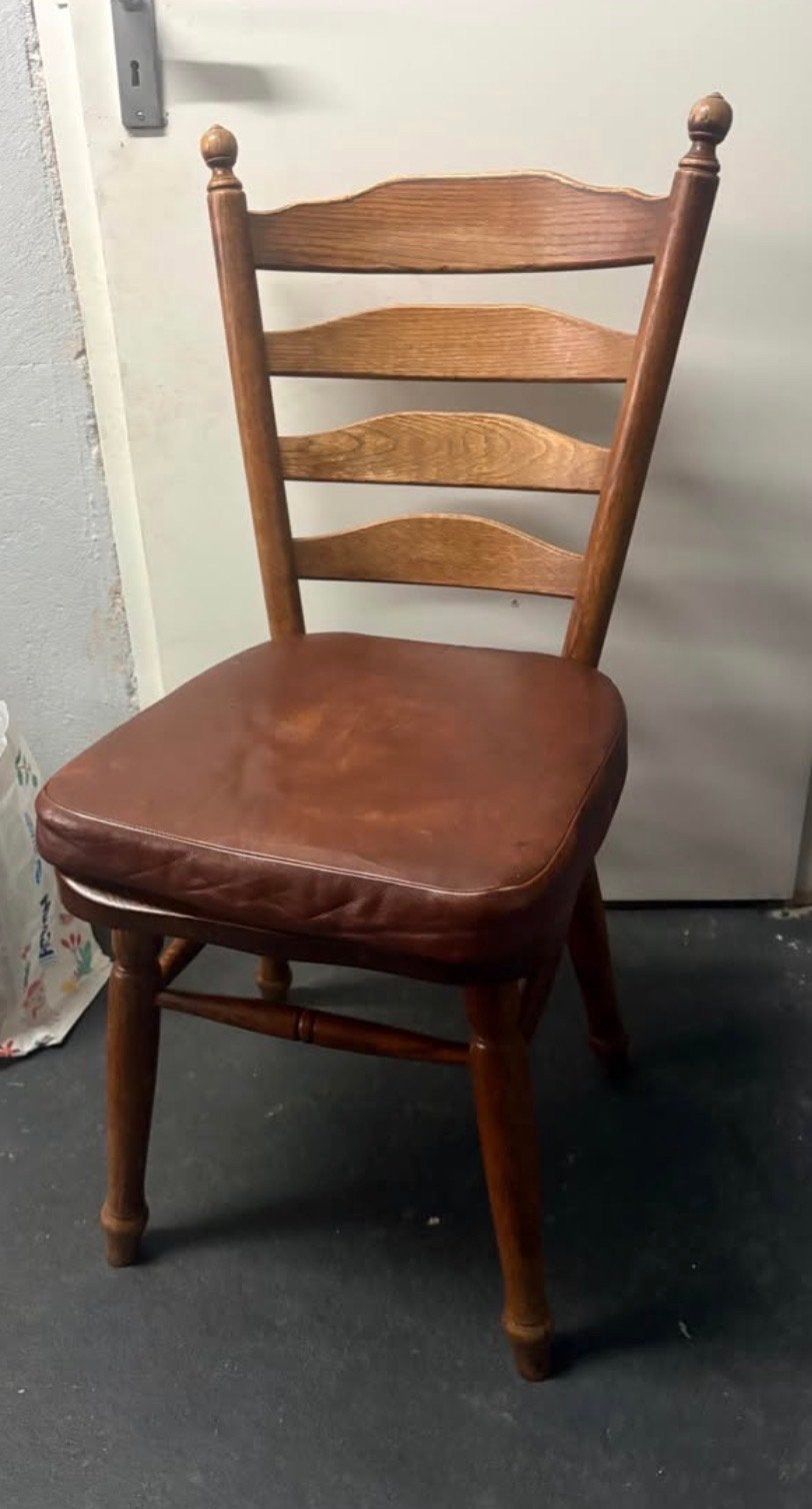 houten stoel met lederen zitting, Huis en Inrichting, Stoelen, Ophalen, Gebruikt, Bruin, Vintage