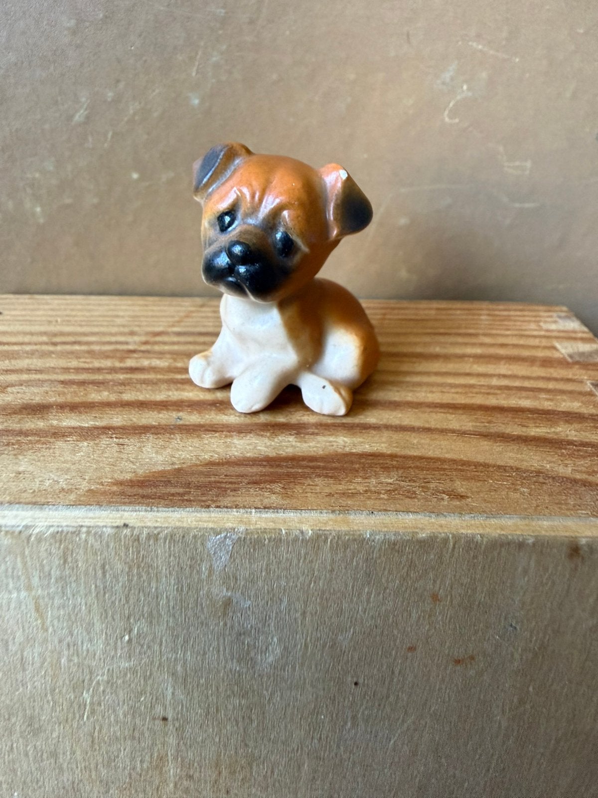 Super schattig hondje boxer pup - hxbxd 3x2.7x2cm - keramiek, Ophalen of Verzenden, Zo goed als nieuw, Poppenhuis