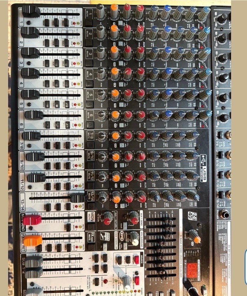 Behringer Xenyx X1832USB Mixer en Eurolive B212D Speakers, Ophalen, Gebruikt, 10 tot 20 kanalen, Microfooningang
