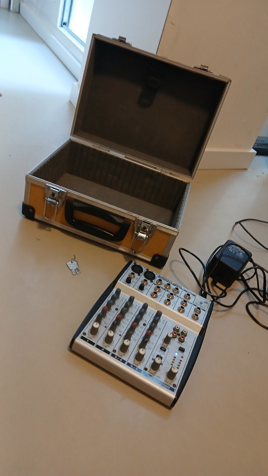 Behringer eurorack ub802 + samson S.mix + gele flightcase, Ophalen of Verzenden, Zo goed als nieuw