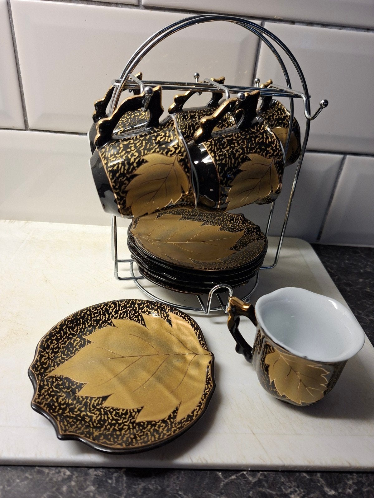 Kopjes en schotels met gouden bladprint, Huis en Inrichting, Keuken | Servies, Ophalen of Verzenden