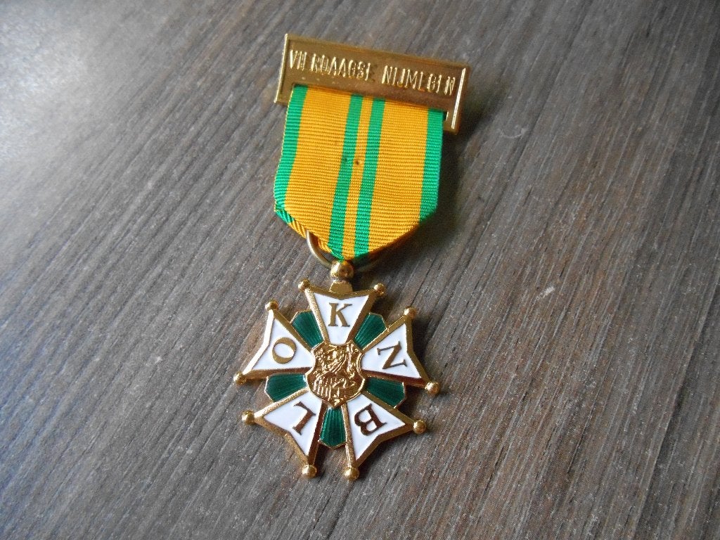Medaille Vierdaagse Nijmegen voor 10 keer lopen, Ophalen of Verzenden, Landmacht, Nederland, Lintje, Medaille of Wings