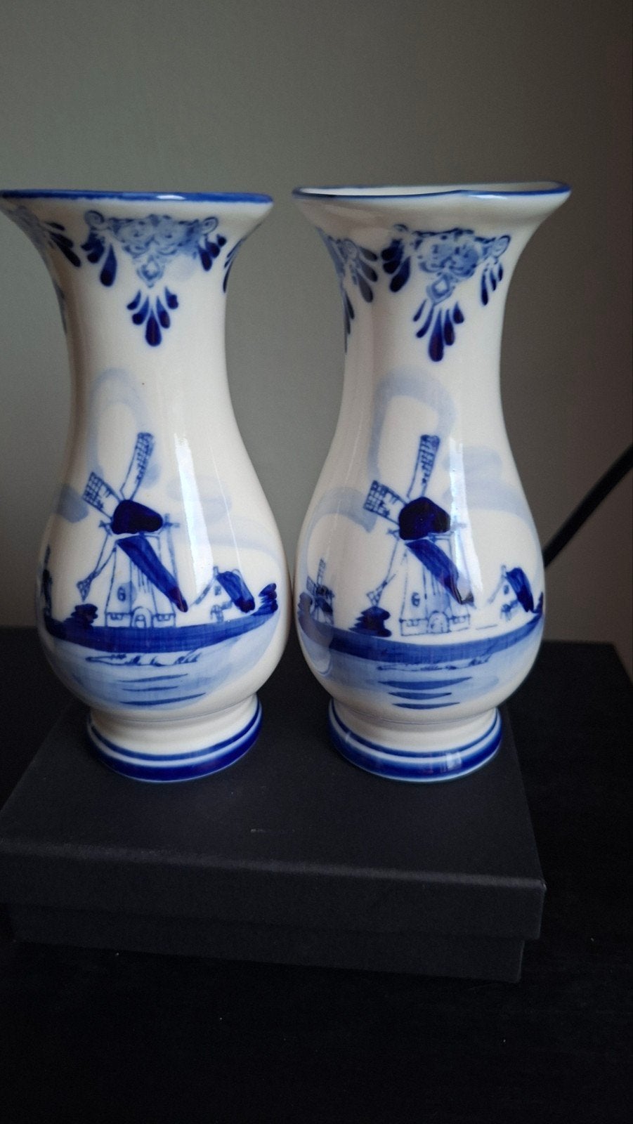 Set van 2 Delfts Blauwe Vaasjes met Molen en Bloemen, Ophalen of Verzenden