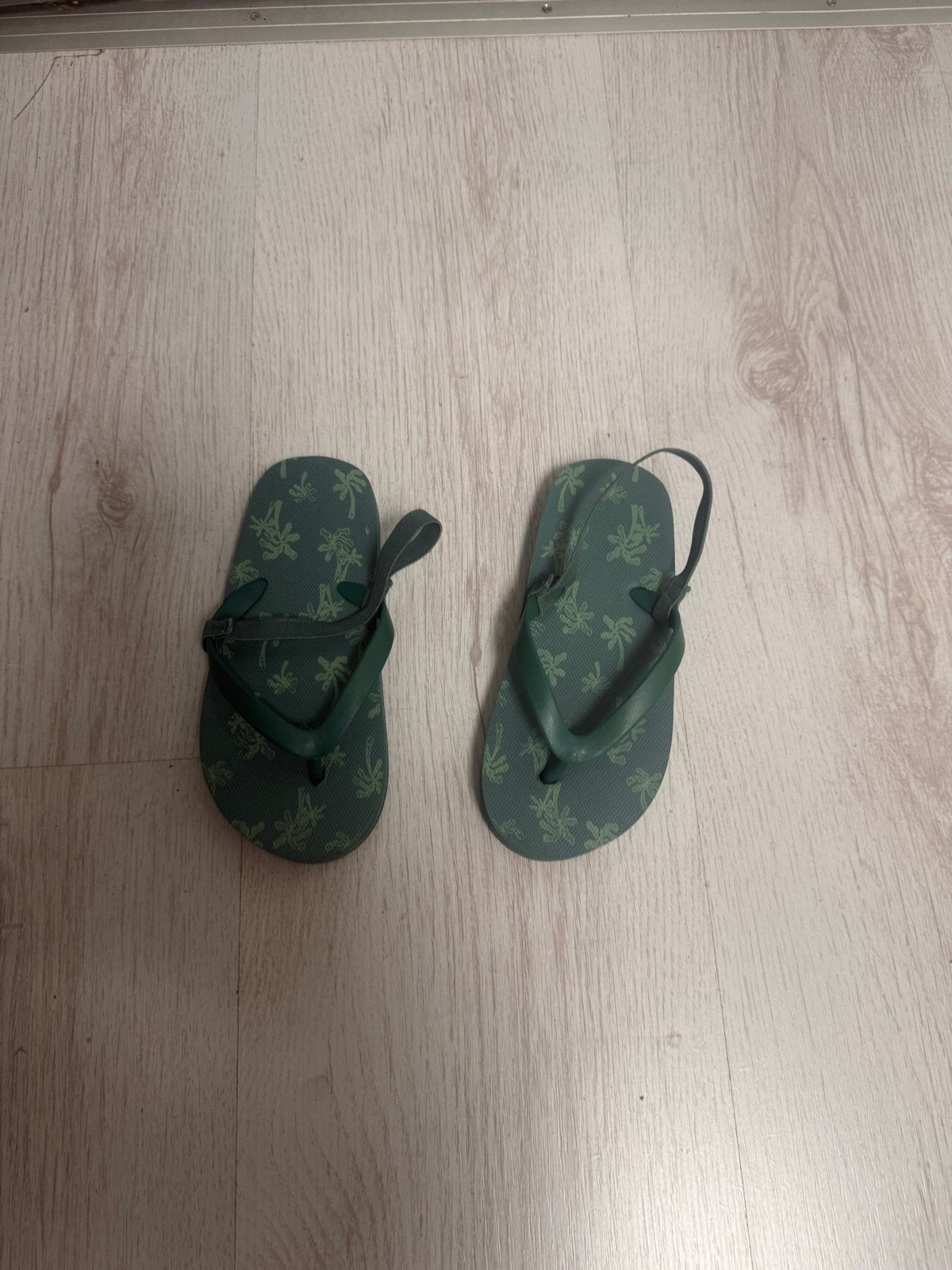 Hema teenslippers met palmboomprint, maat 9/10, Ophalen of Verzenden, Gebruikt