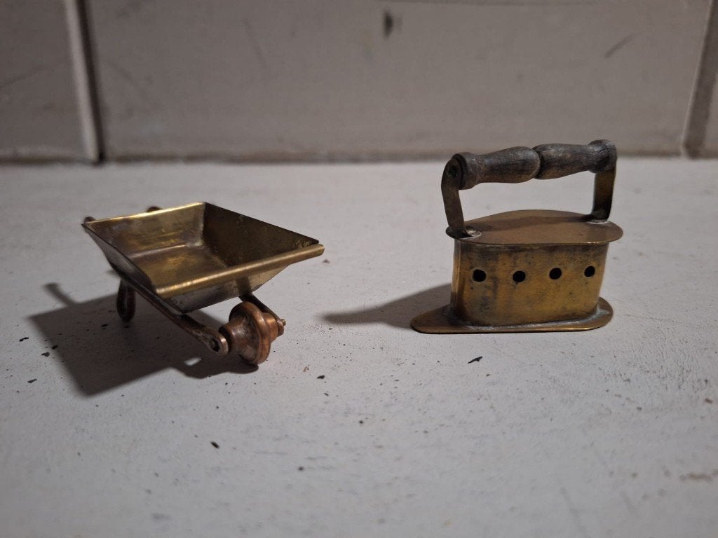 Miniatuur bronskleurig strijkijzer & kruiwagen, Antiek en Kunst, Ophalen