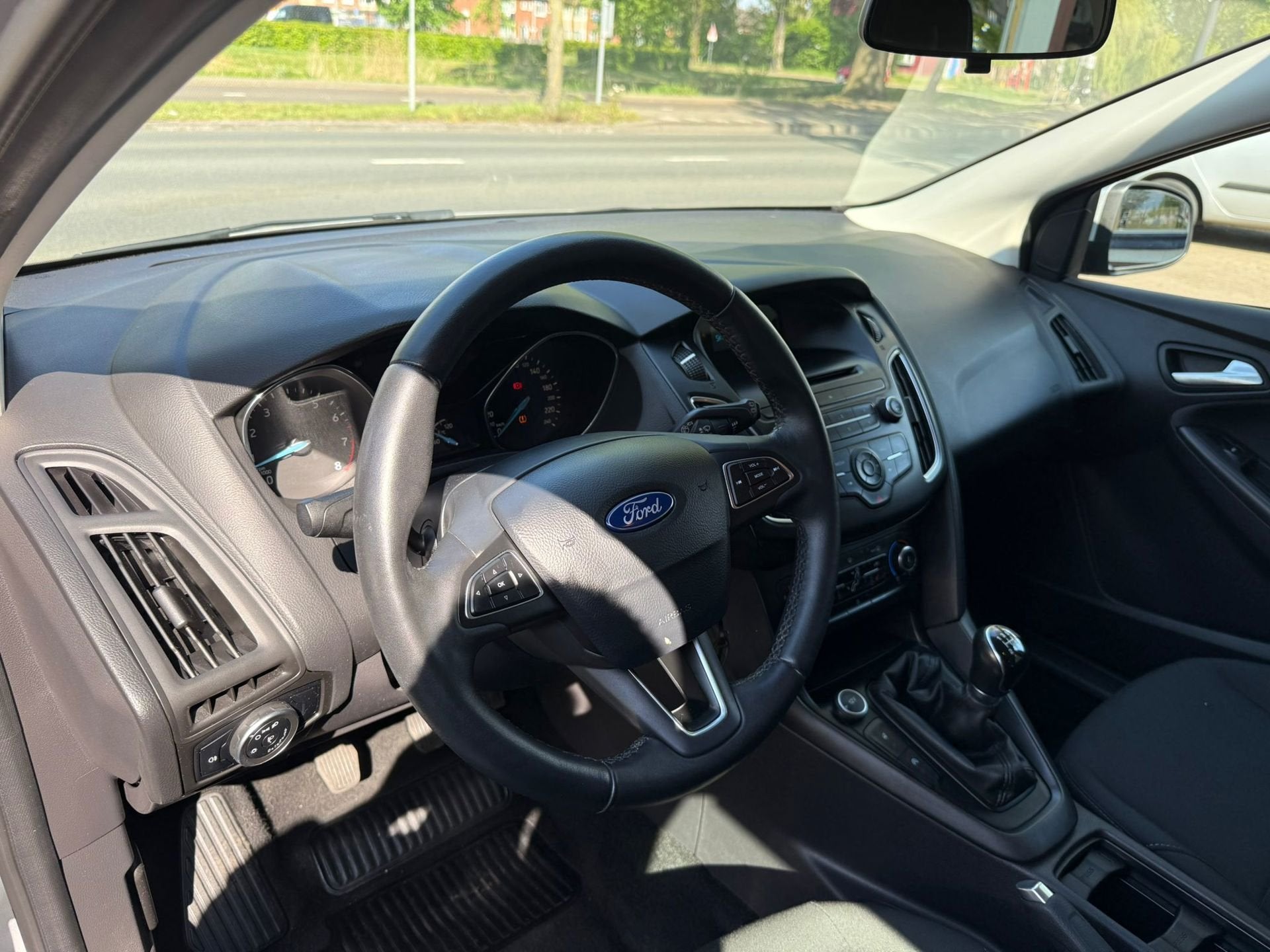 Ford Focus Wagon 1.0 Trend Edition STUURVERW.|STOELVERW.|APK, Gebruikt, Origineel Nederlands, Handgeschakeld, Grijs
