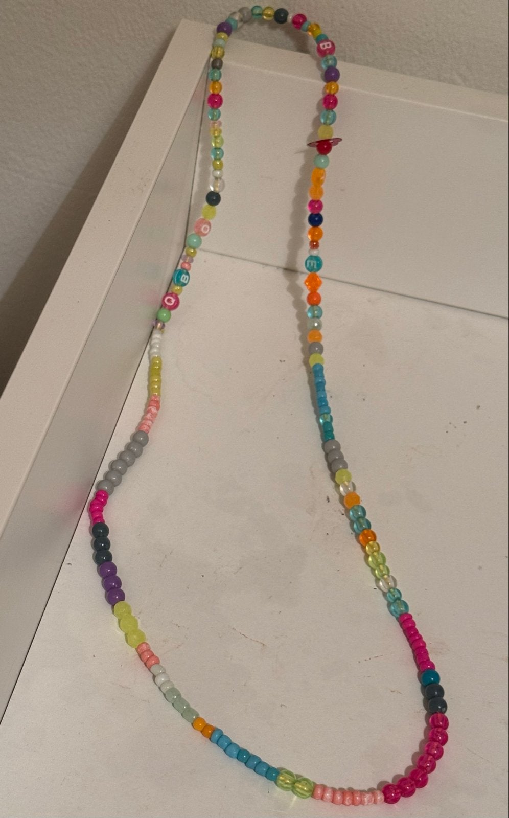 Kleurrijke kralenketting met letters en planeet hanger, Ophalen, Met hanger, Kunststof, Gebruikt
