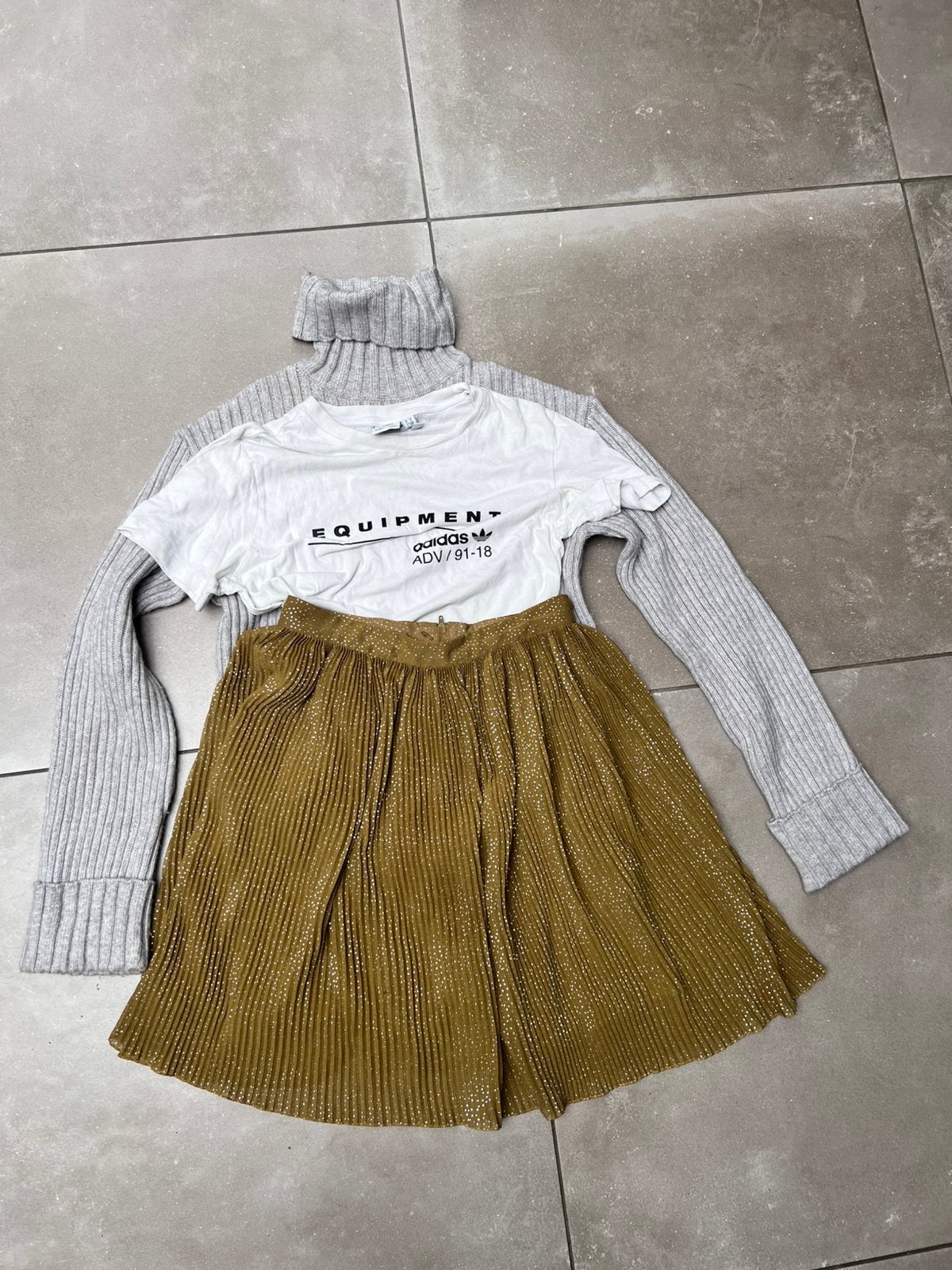 ADIDAS WITTE SHRIT + GRIJS WOLLLEN COLTRUI + H&M CHIFFON ROK, Ophalen of Verzenden, Zo goed als nieuw