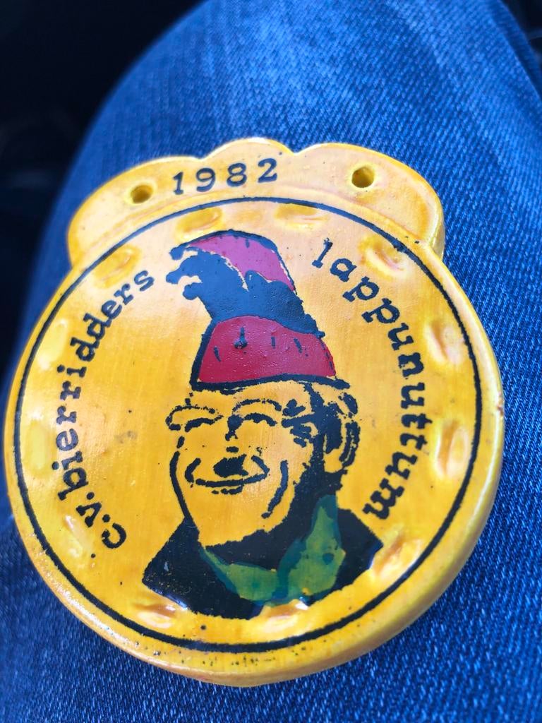 Carnavalsinsigne Oosterhout de Bierridders ridderhof 1982, Ophalen of Verzenden, Gebruikt