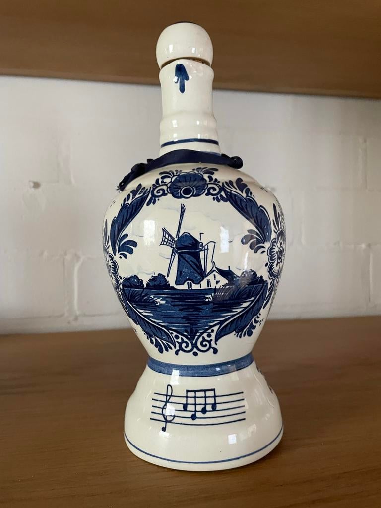 Delfts Blauw Muziekdoos Jeneverfles - Reuge "Strangers in th, Antiek en Kunst, Ophalen of Verzenden