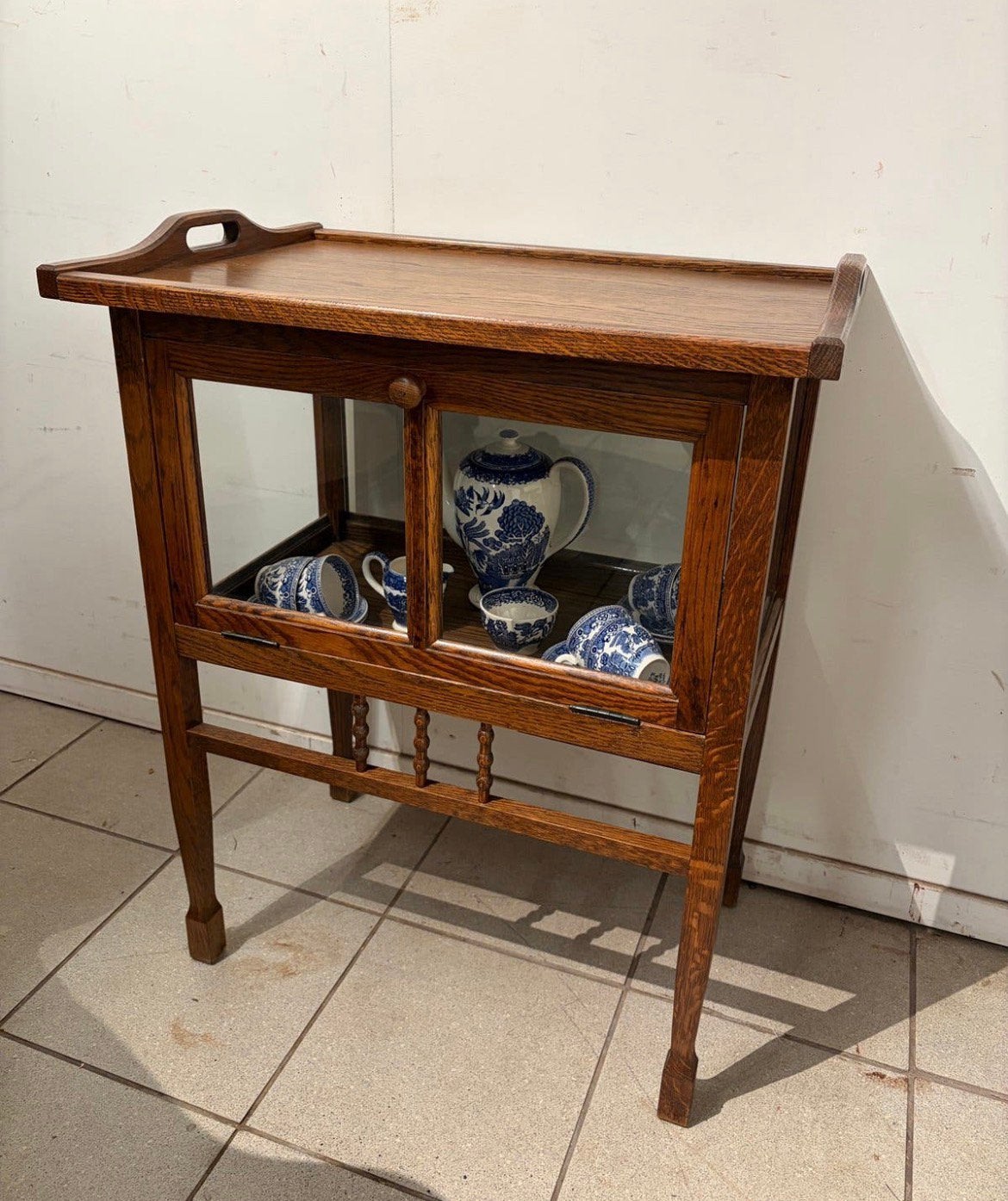 Antiek theekastje of bar kastje met los dienblad, Ophalen