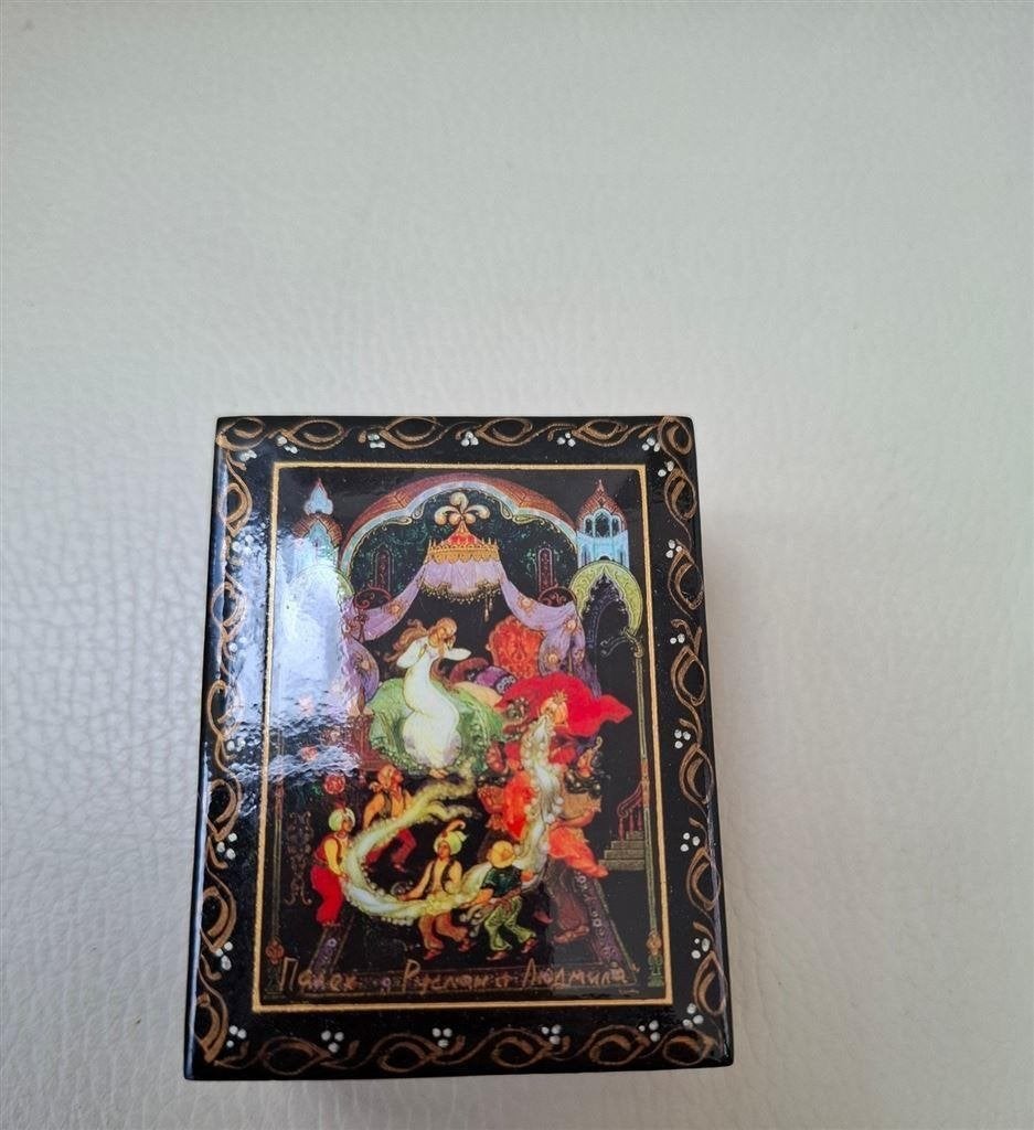 Russisch doosje, op kleine pootjes, 8,8x 6x 3,2 cm, Ophalen of Verzenden
