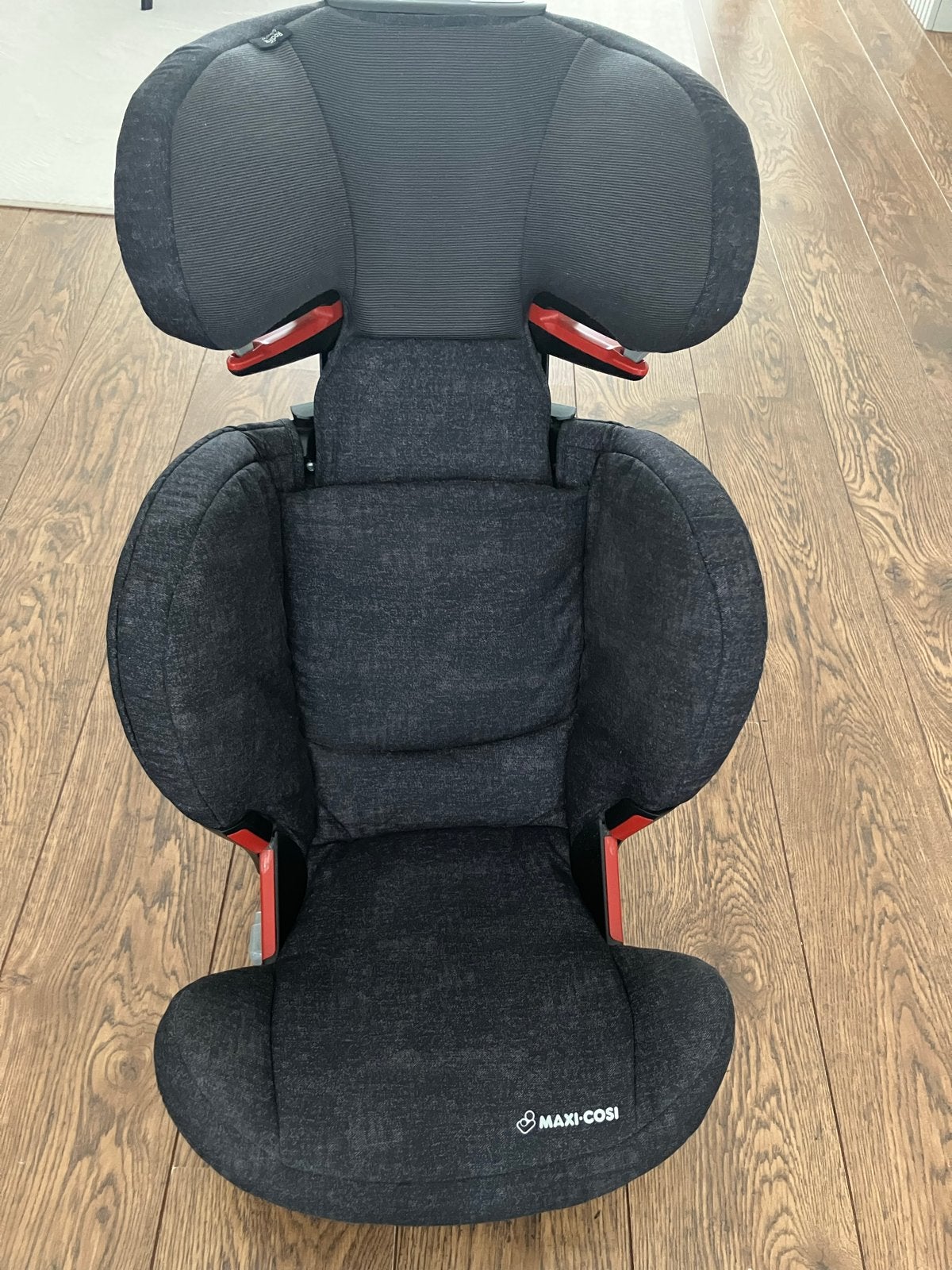 Maxi-Cosi Rodifix autostoel grijs/zwart met roze hoes, Ophalen, Zo goed als nieuw, 15 t/m 36 kg, Maxi-Cosi
