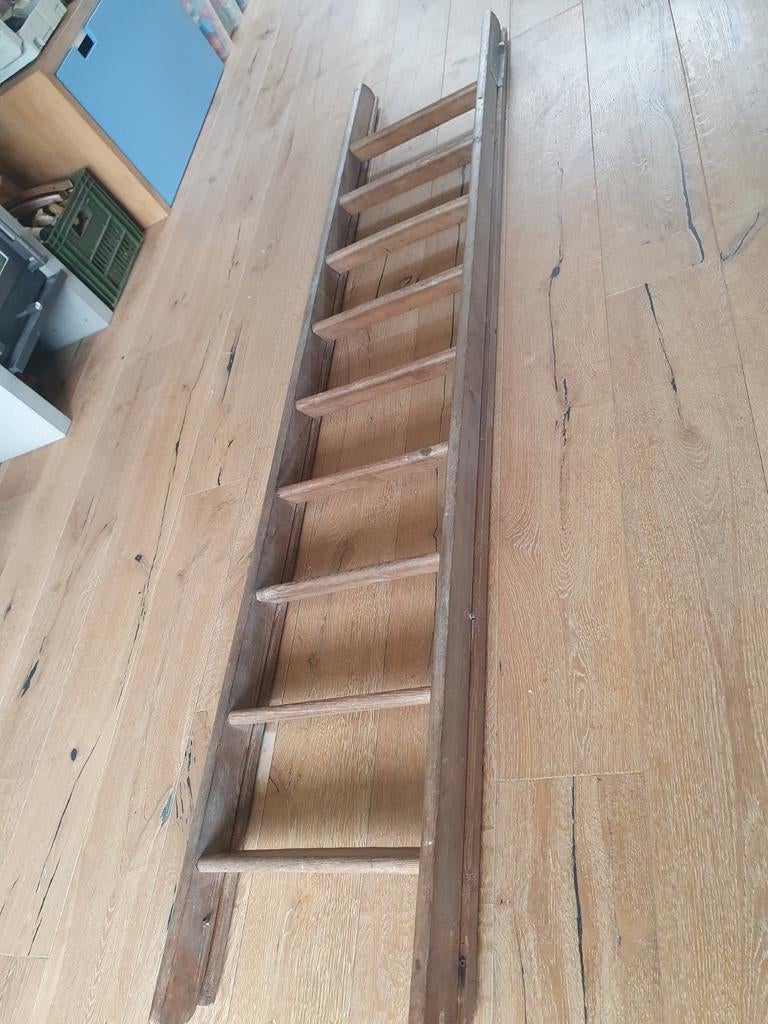 Decoratieve houten ladder uit oude treinwagon, Ophalen