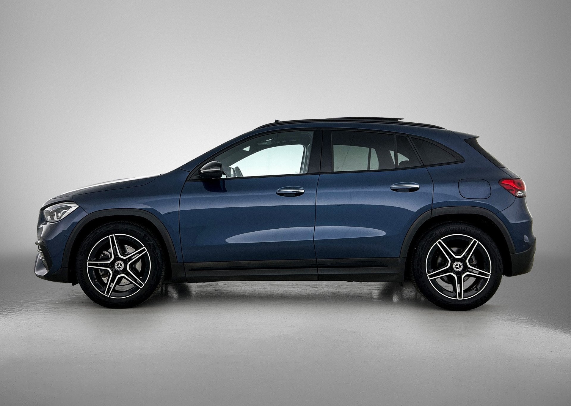 Mercedes-Benz GLA 180 AMG Line Panoramadak | Stoelverwarming, 12 maanden, Gebruikt, 4 cilinders, Blauw