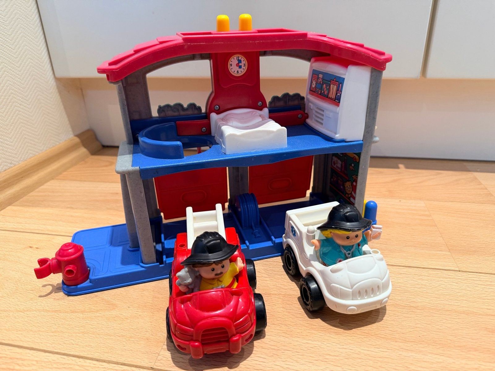 Fisher-Price Little People Brandweerkazerne met auto's, Ophalen, Gebruikt, Speelset, Met geluid